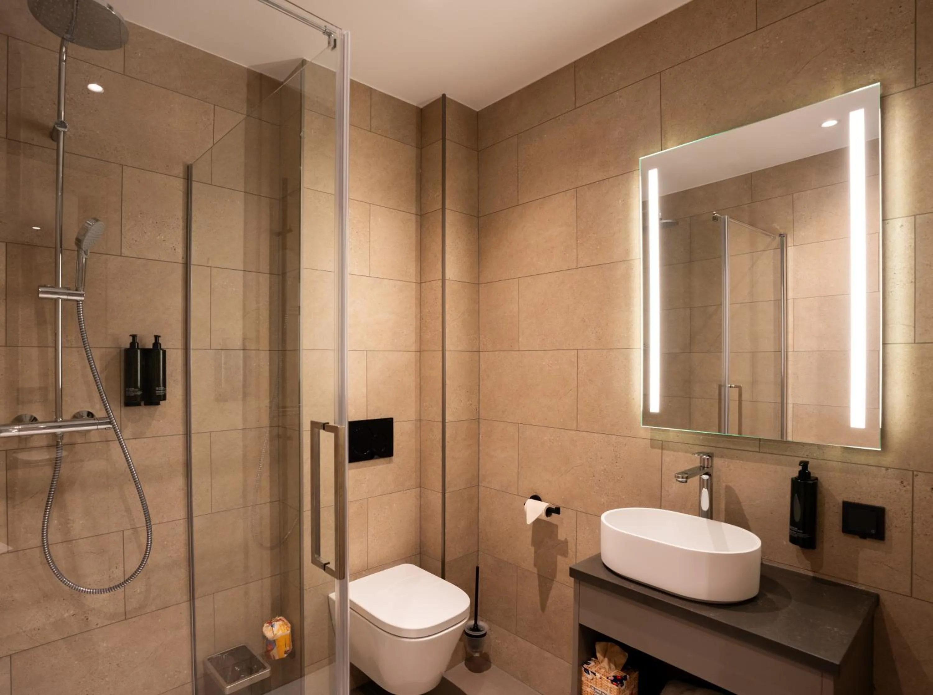 Shower in Hotel Kontakt der Kontinenten