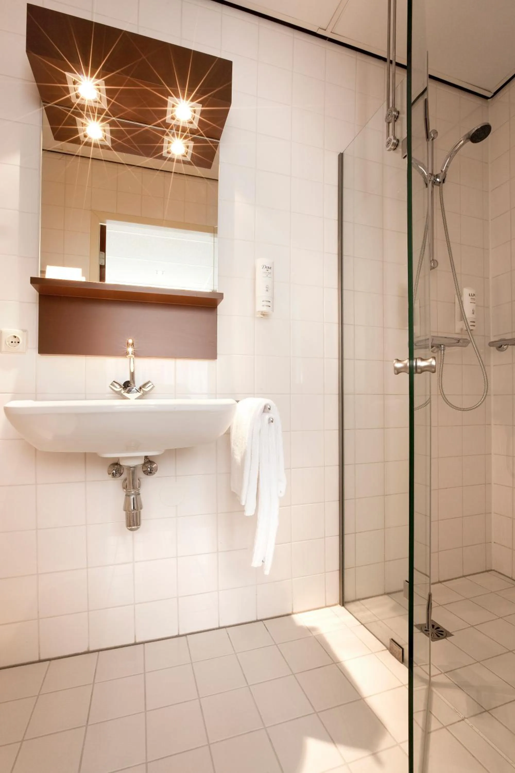 Shower in Hotel Kontakt der Kontinenten