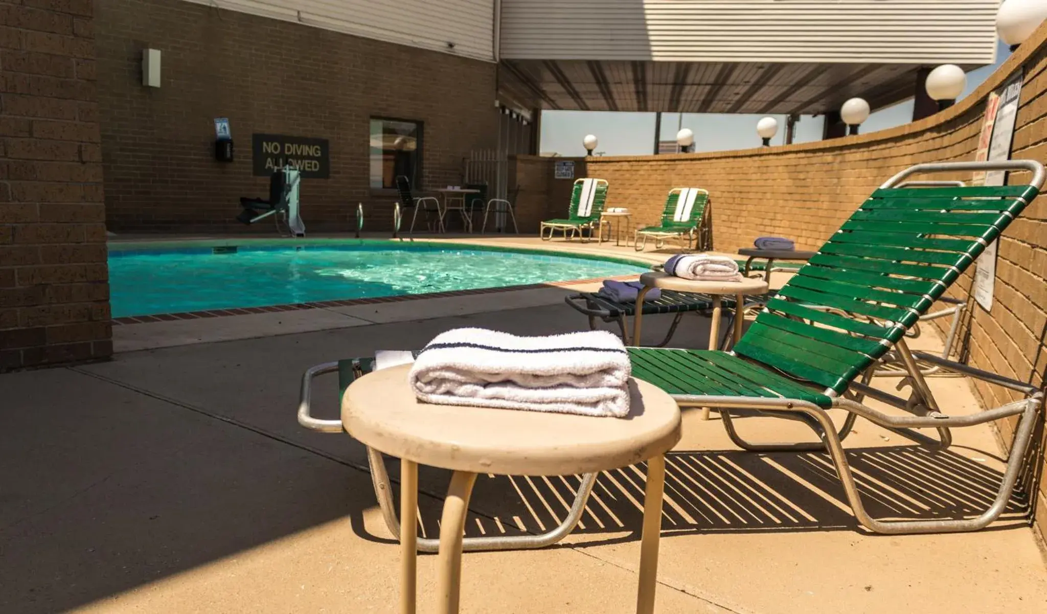 Swimming Pool in Red Roof Inn Tulsa