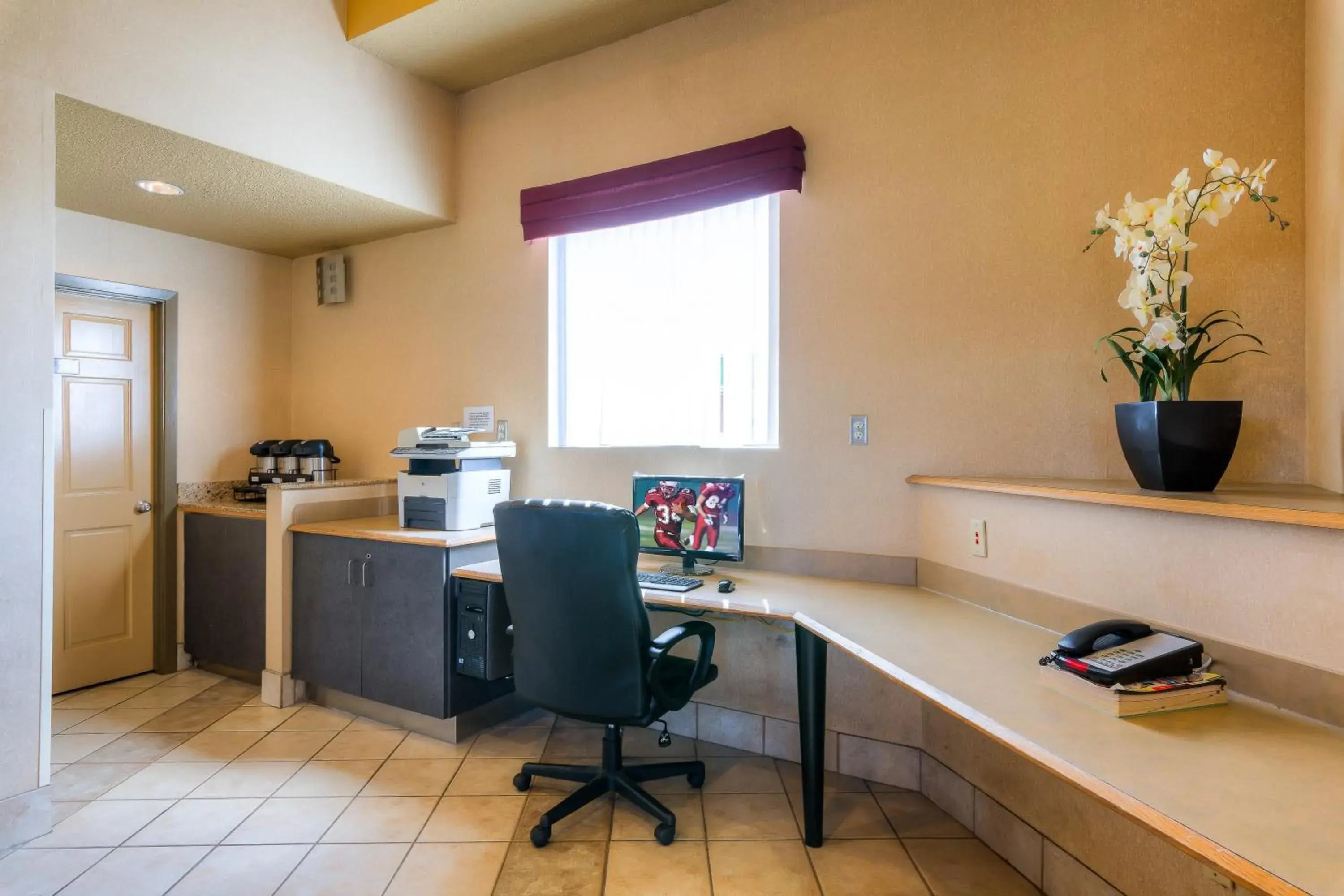 Business facilities, Kitchen/Kitchenette in Red Roof Inn Tulsa