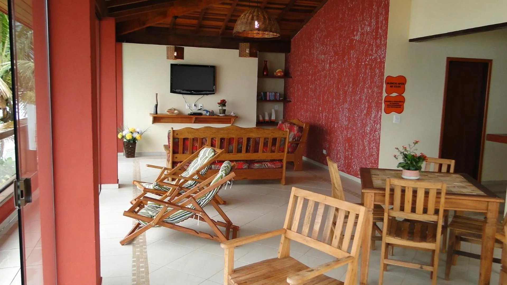 Communal lounge/ TV room in Pousada Casa na Praia