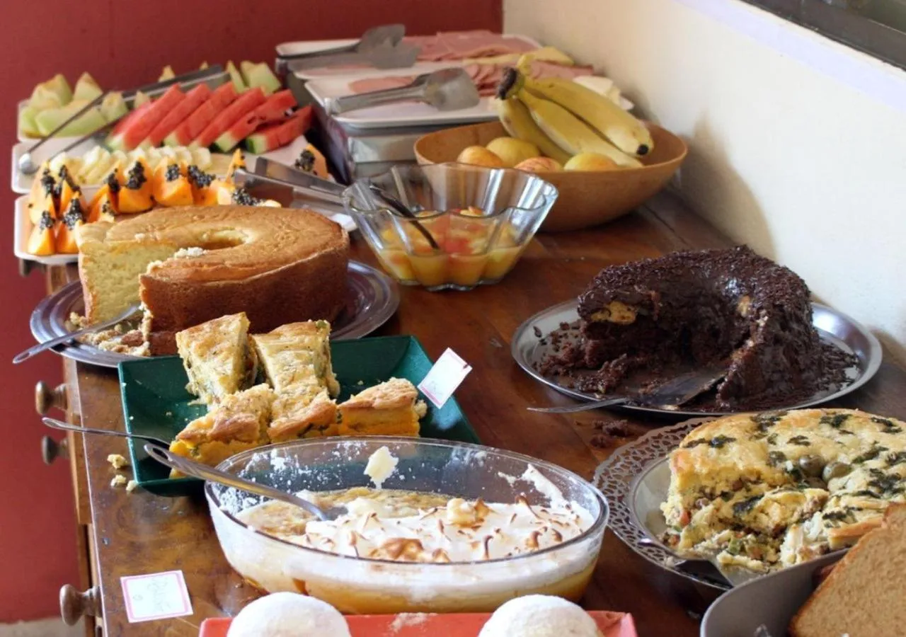 Buffet breakfast in Pousada Casa na Praia