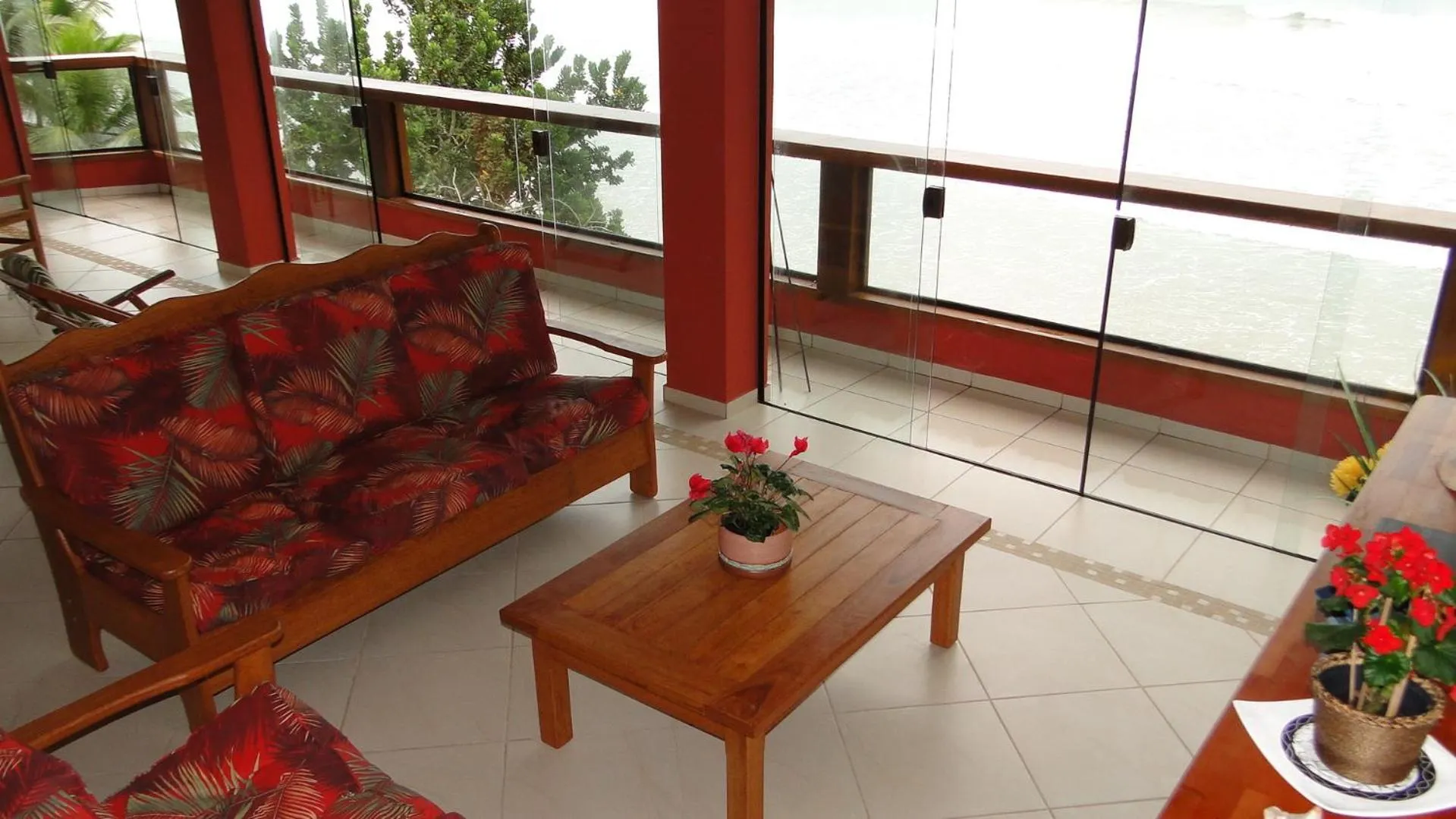 Communal lounge/ TV room in Pousada Casa na Praia