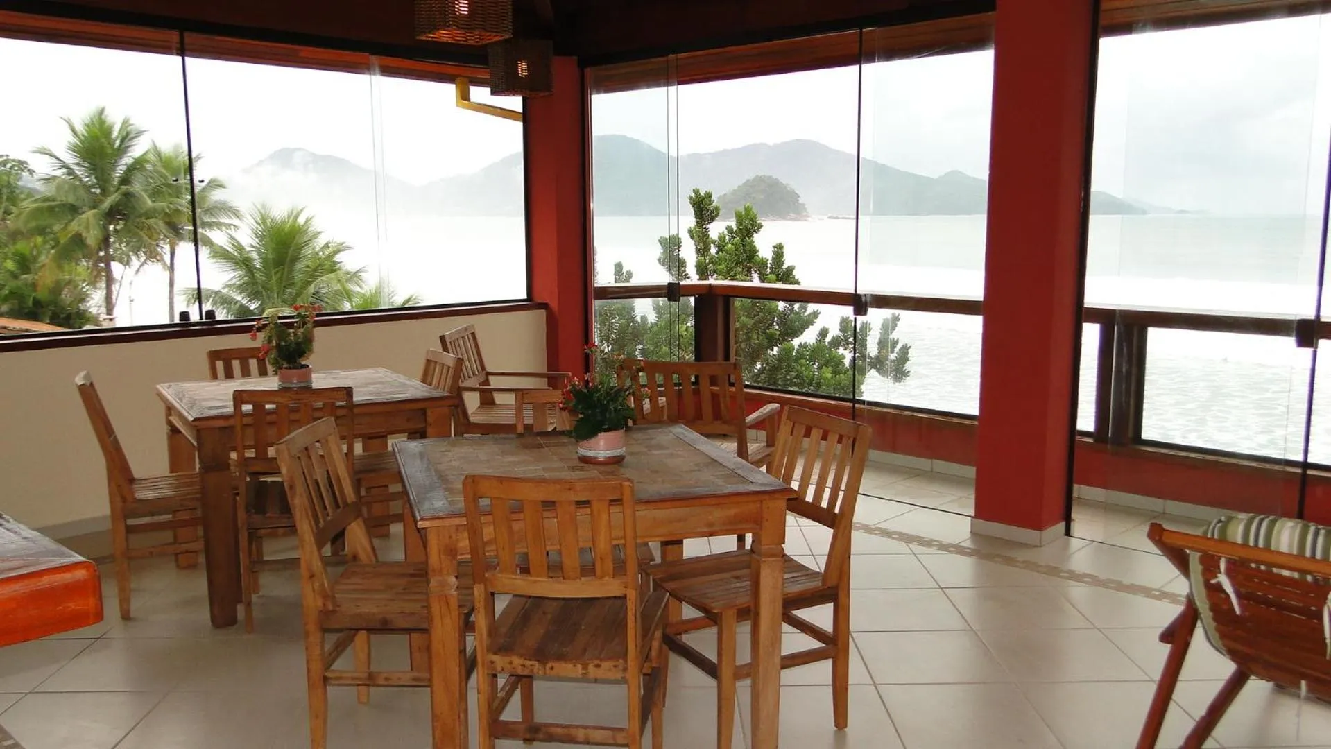 Communal lounge/ TV room in Pousada Casa na Praia