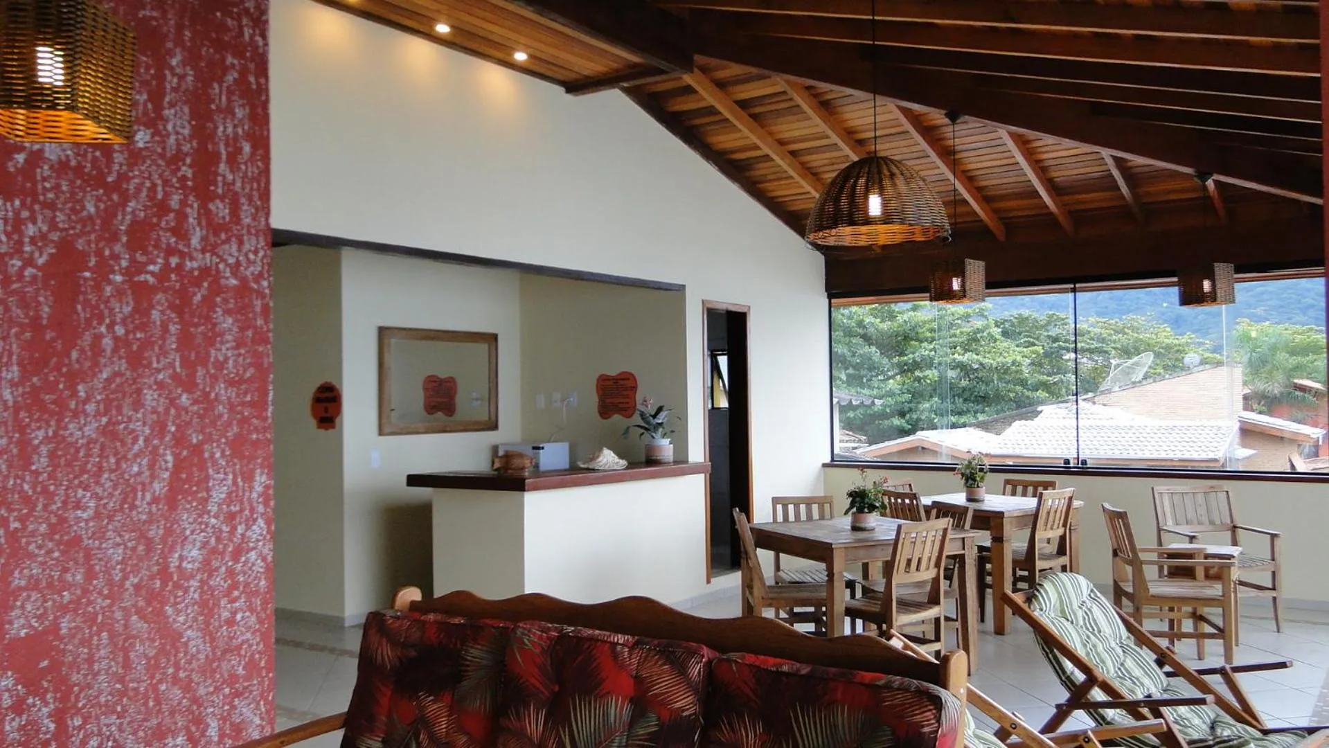 Communal lounge/ TV room in Pousada Casa na Praia