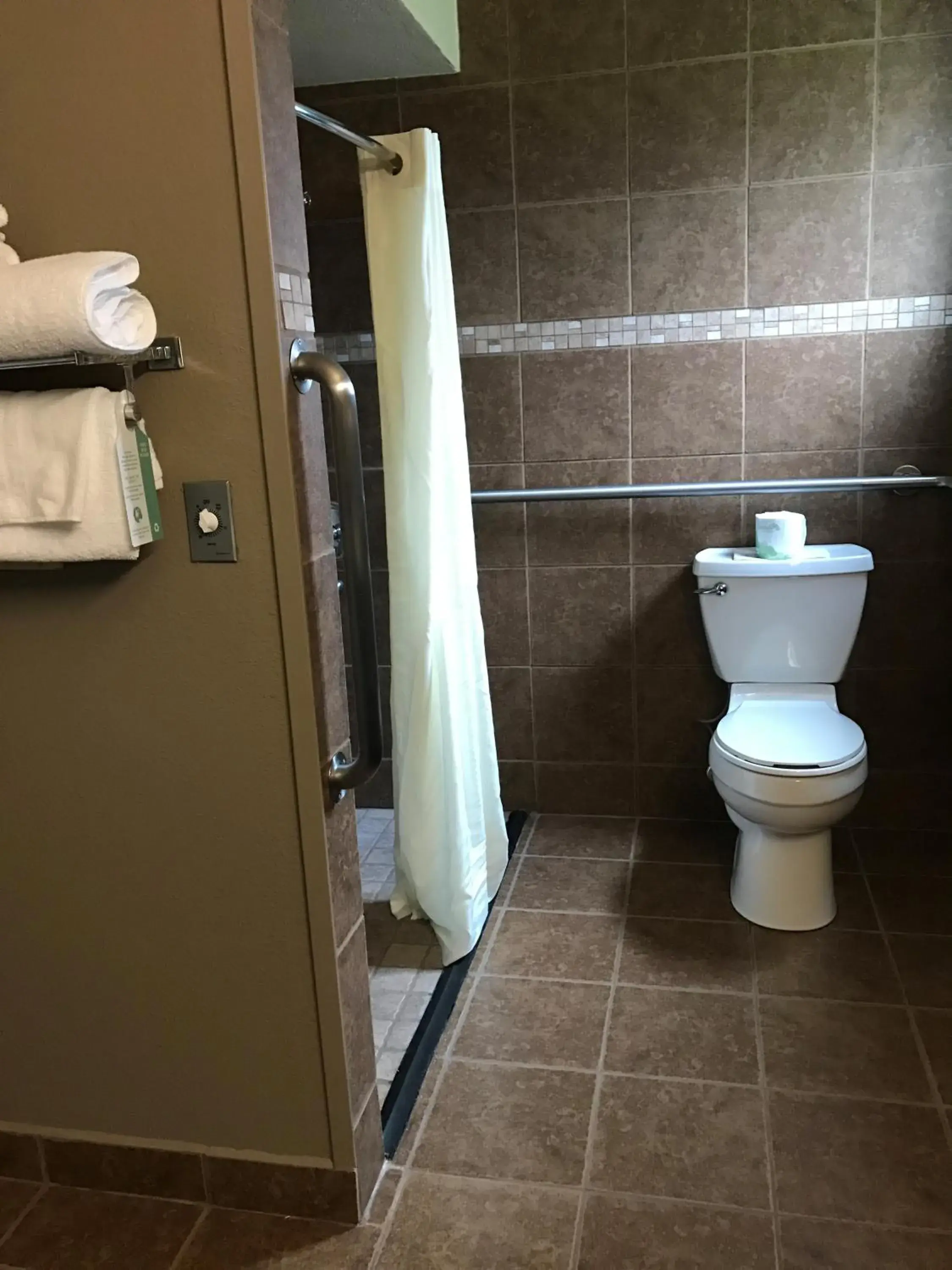 Queen Room with Roll-In Shower - Mobility Access in Best Western Lakewood- Historic Landmark Queen Room with Roll-In Shower - Mobility Access in Best Western Lakewood- Historic Landmark