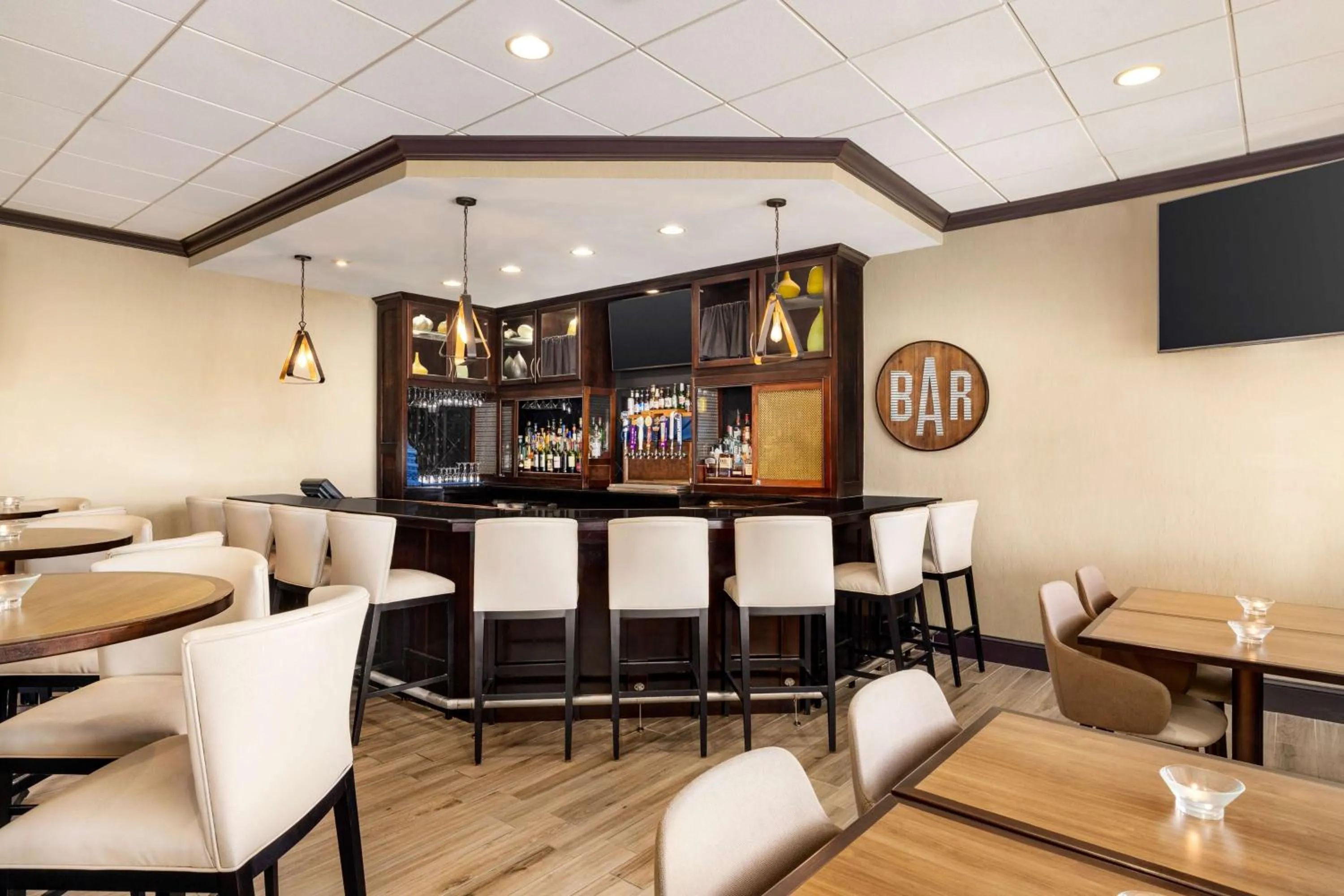 Lounge or bar in DoubleTree by Hilton New Orleans Airport