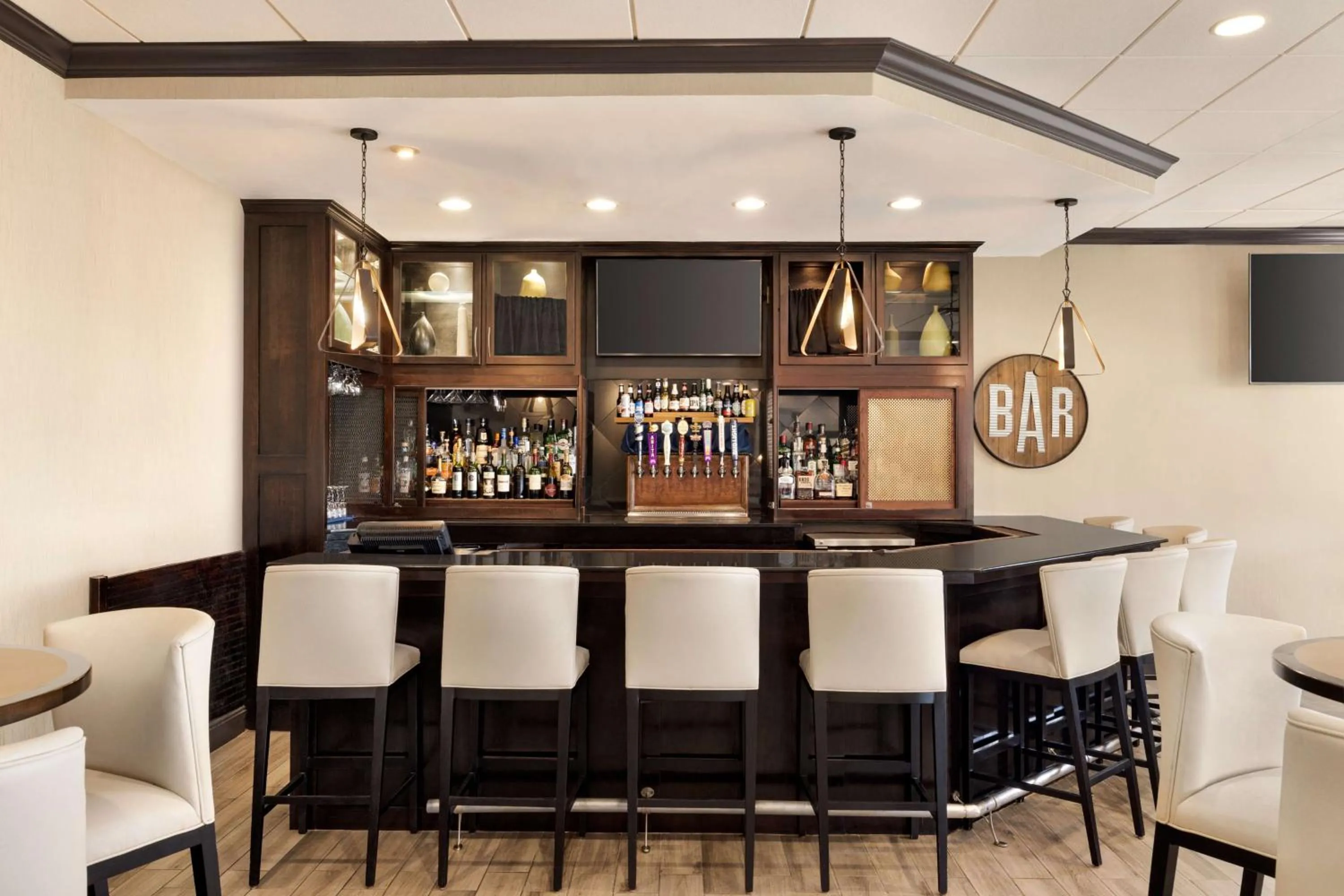 Lounge or bar in DoubleTree by Hilton New Orleans Airport
