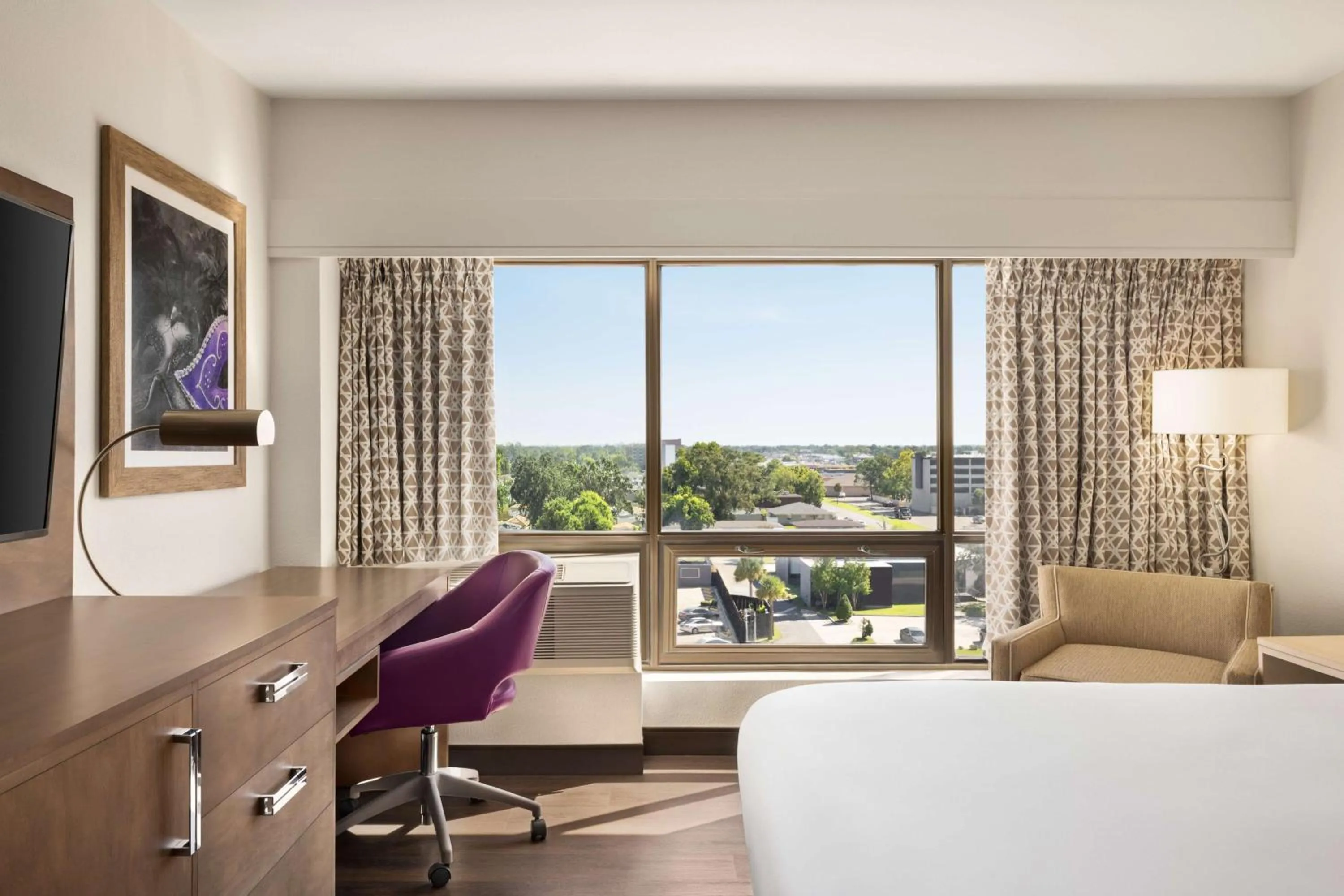 Bedroom, Bed in DoubleTree by Hilton New Orleans Airport