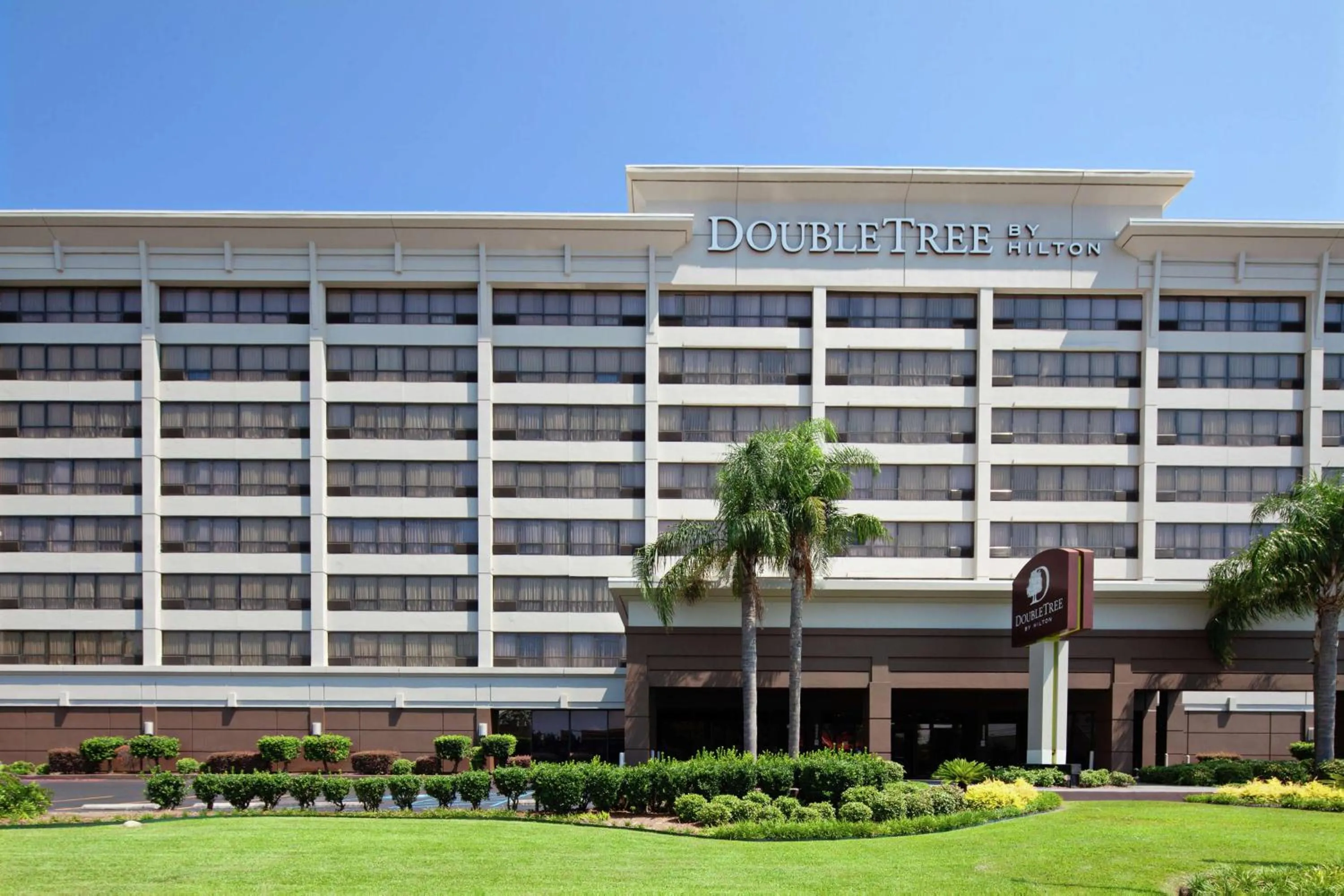 Property building in DoubleTree by Hilton New Orleans Airport