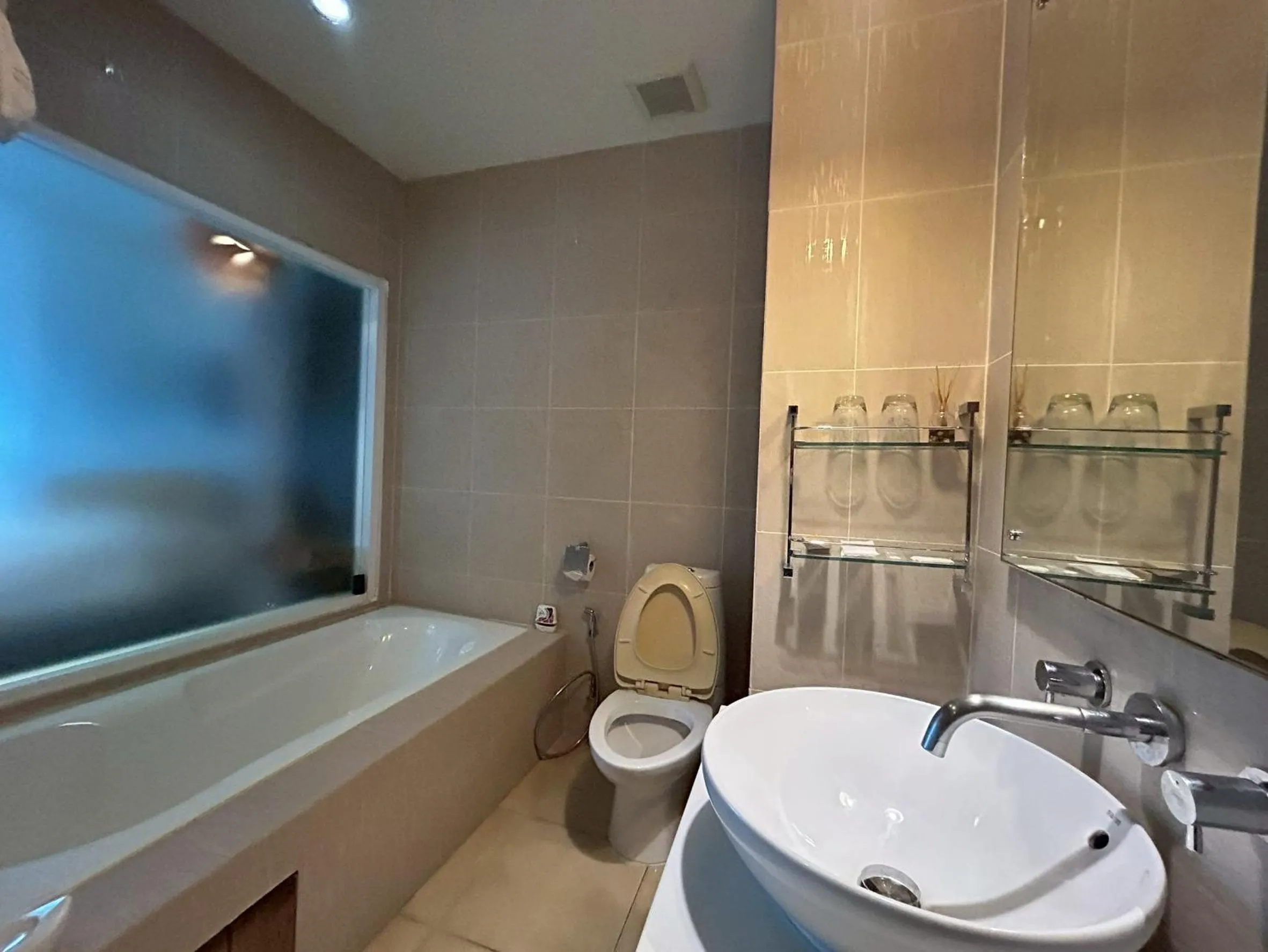 Shower in Benyada Lodge - Surin Beach