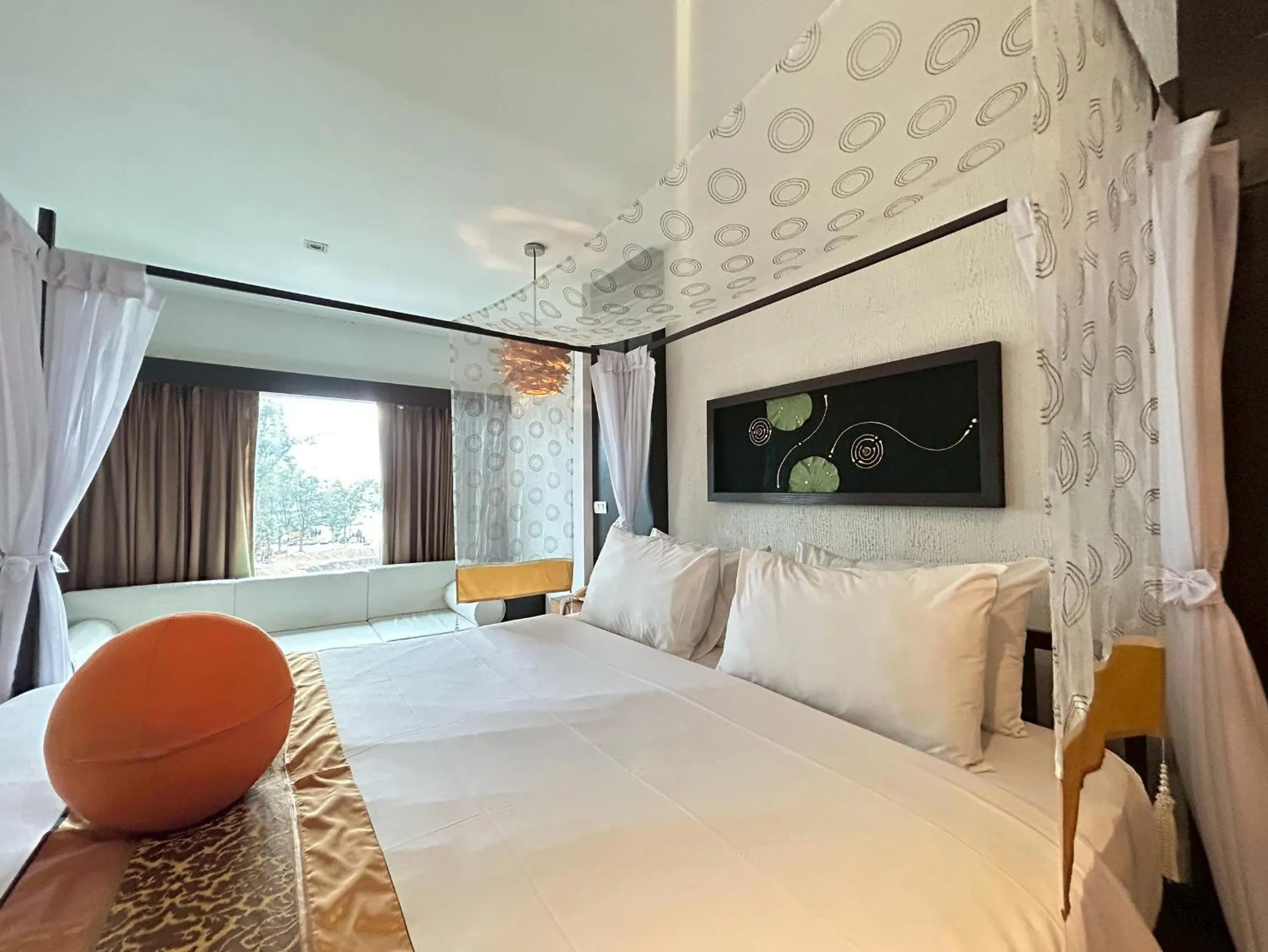 Photo of the whole room, Bed in Benyada Lodge - Surin Beach