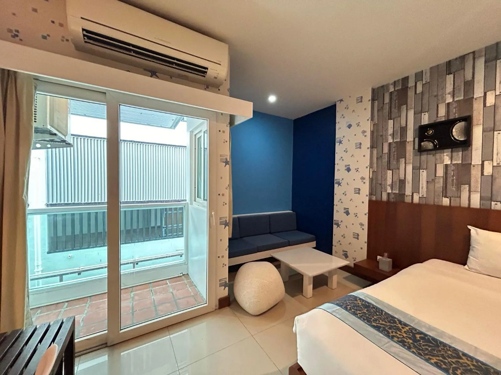 Seating area, Bed in Benyada Lodge - Surin Beach