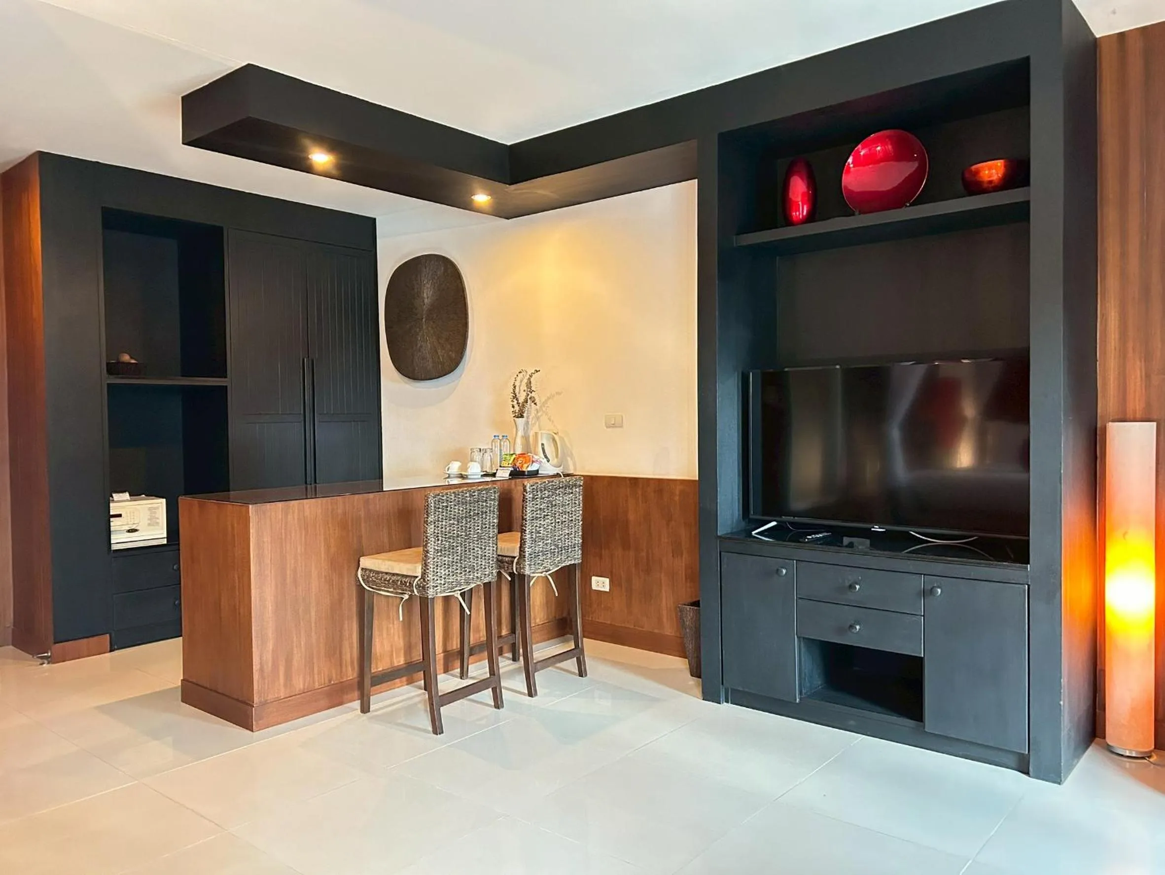 Communal lounge/ TV room in Benyada Lodge - Surin Beach