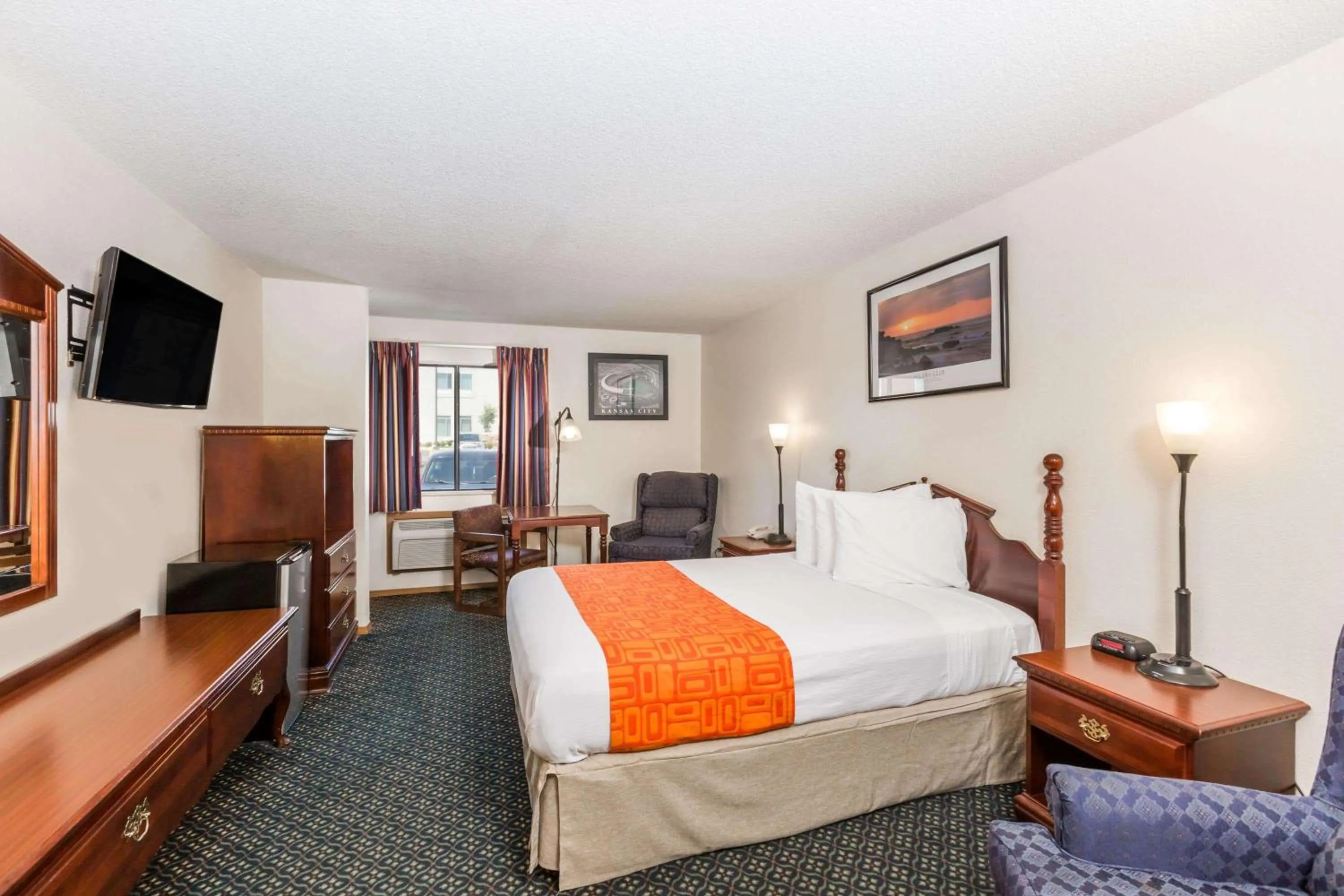 Photo of the whole room, Bed in Howard Johnson by Wyndham Wichita Airport
