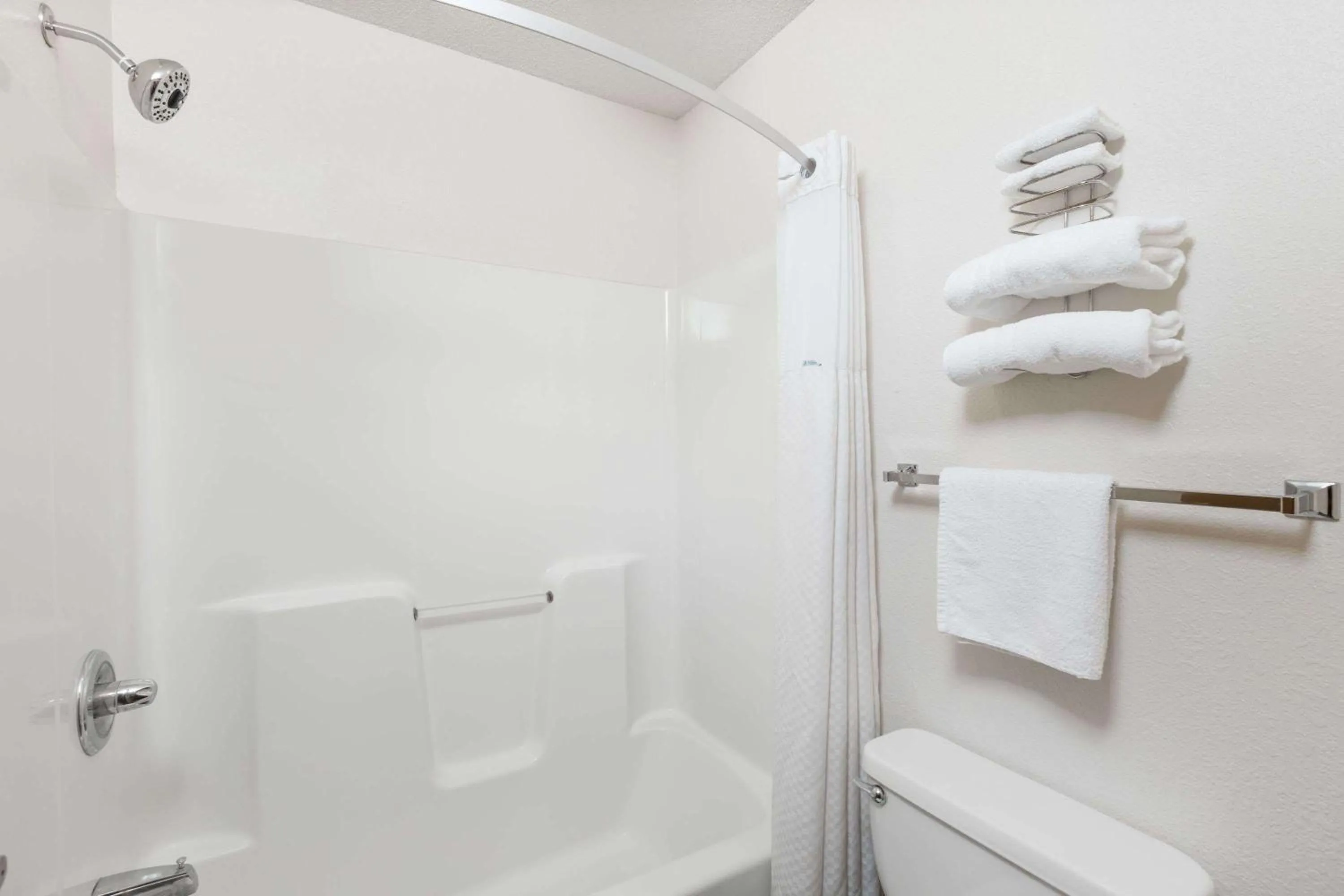 Bathroom in Howard Johnson by Wyndham Wichita Airport