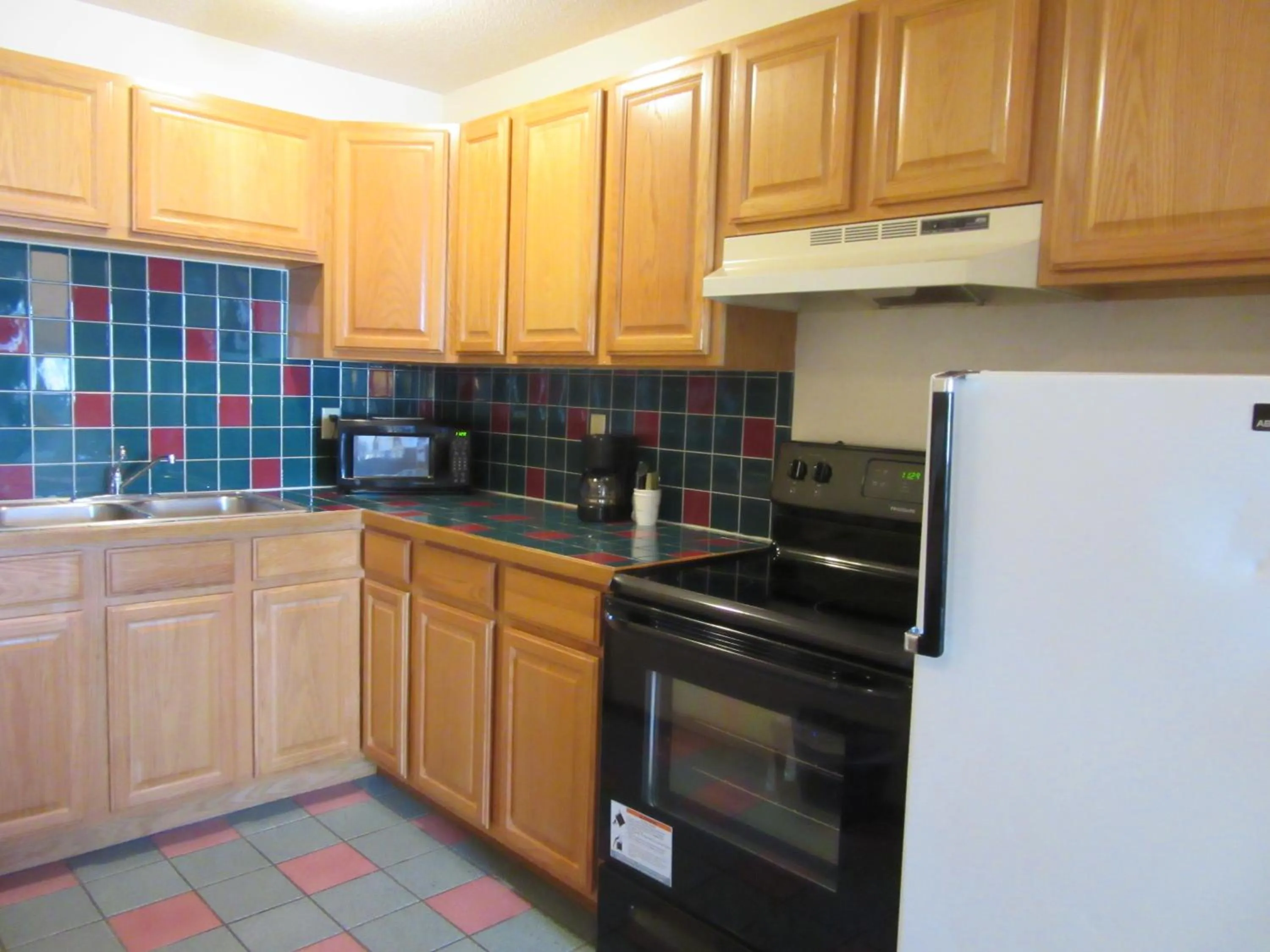 Kitchen or kitchenette in Howard Johnson by Wyndham Wichita Airport