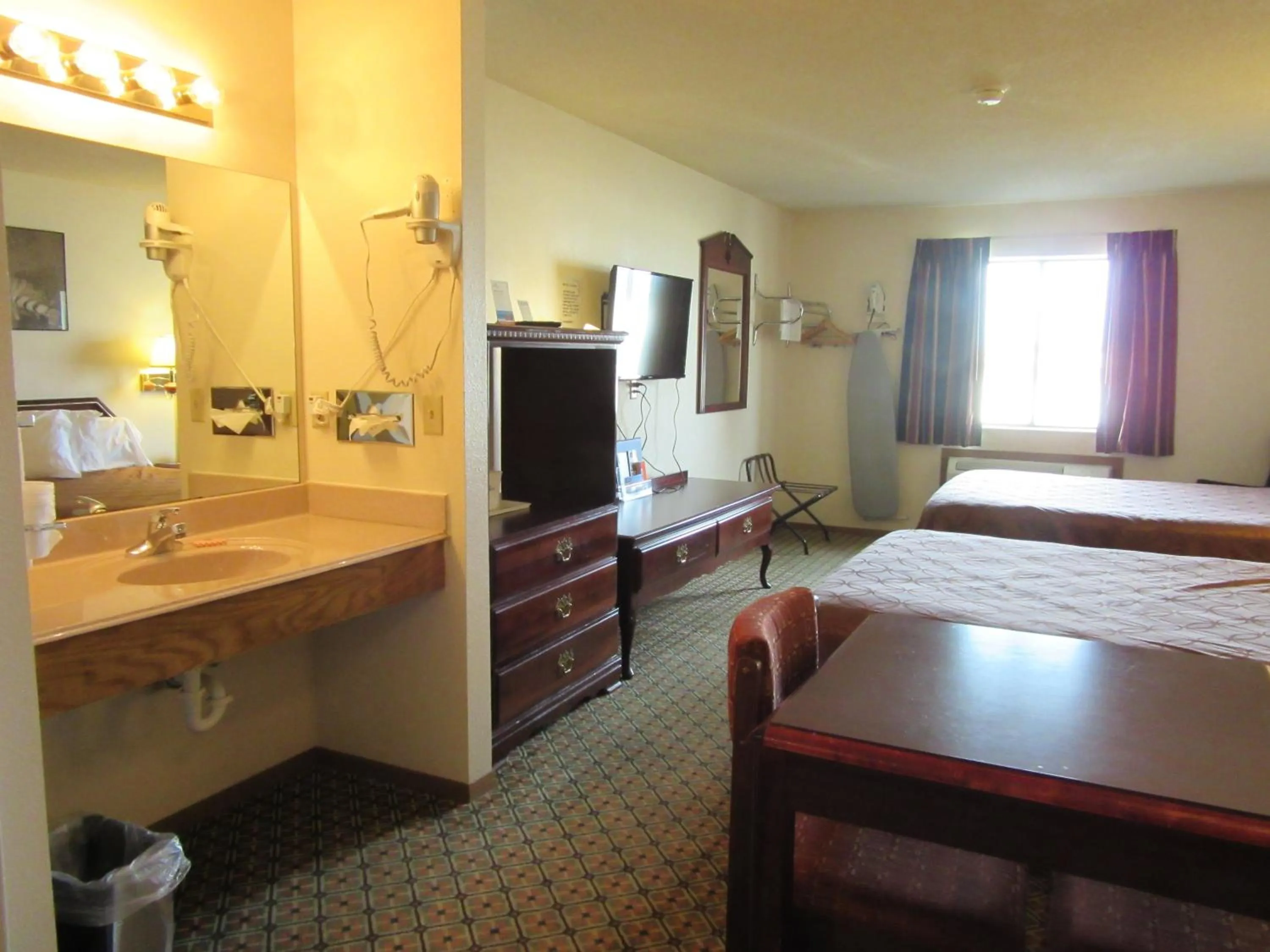 Day, Bed in Howard Johnson by Wyndham Wichita Airport