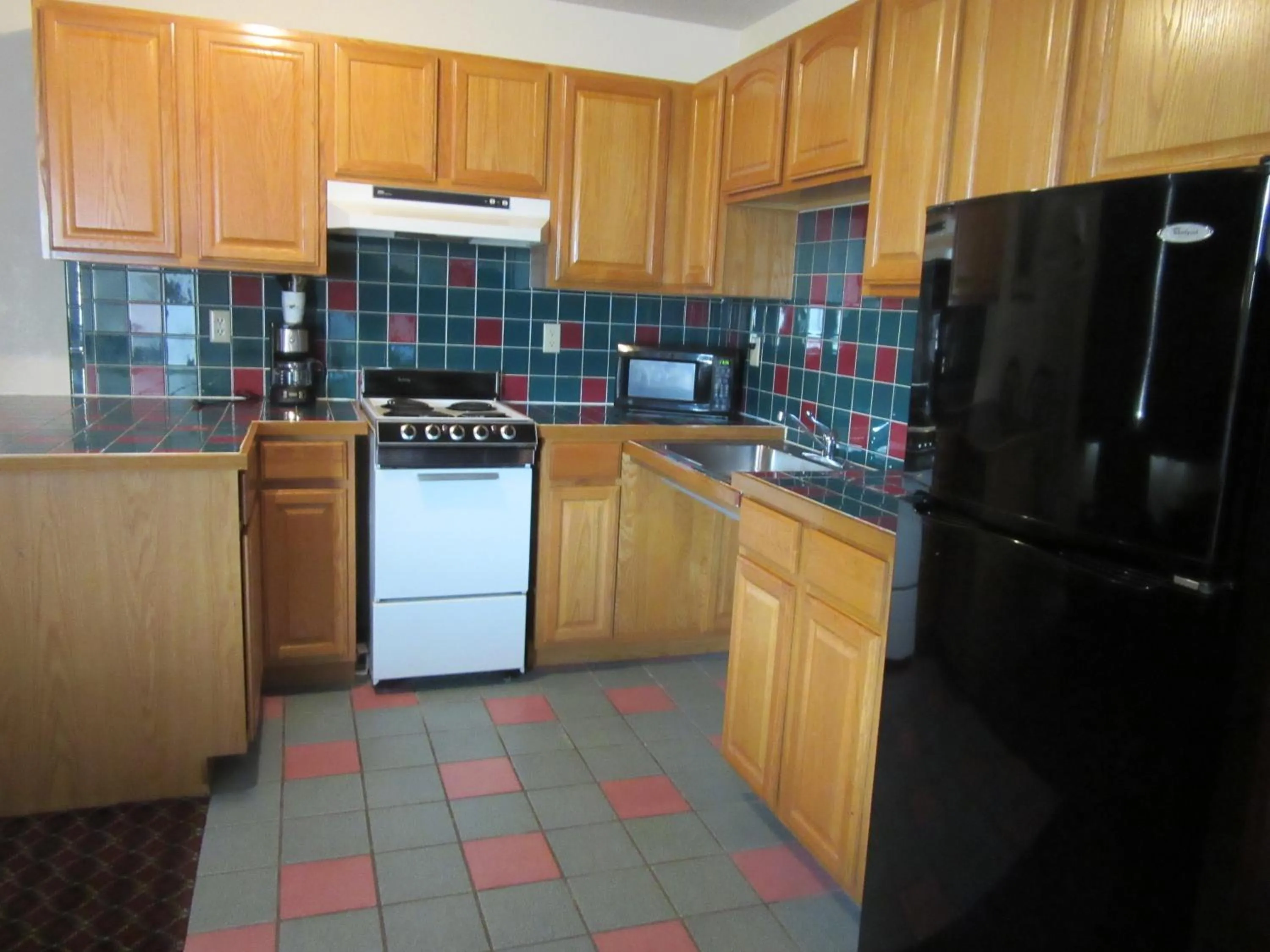 Kitchen or kitchenette in Howard Johnson by Wyndham Wichita Airport