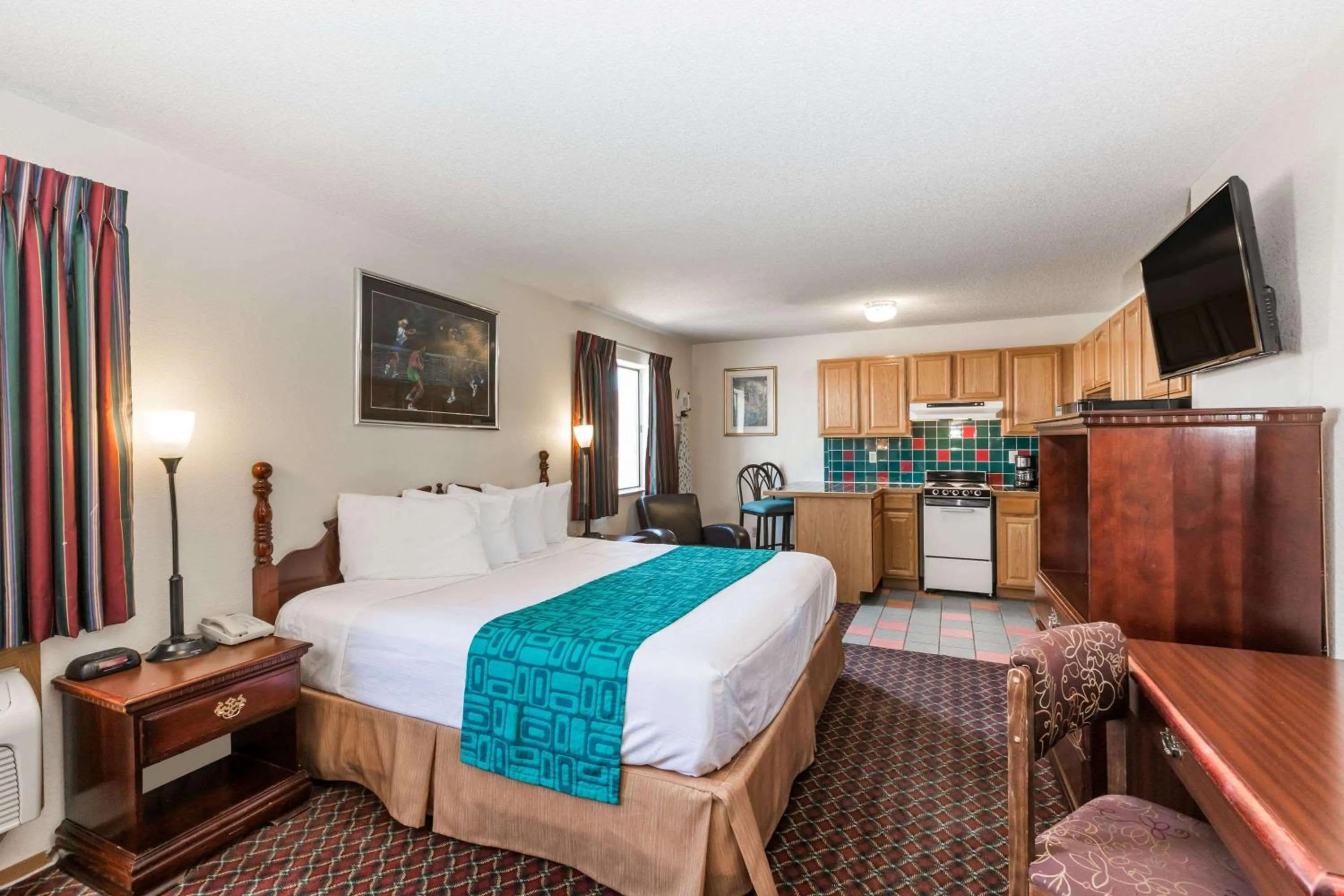 Photo of the whole room, Bed in Howard Johnson by Wyndham Wichita Airport