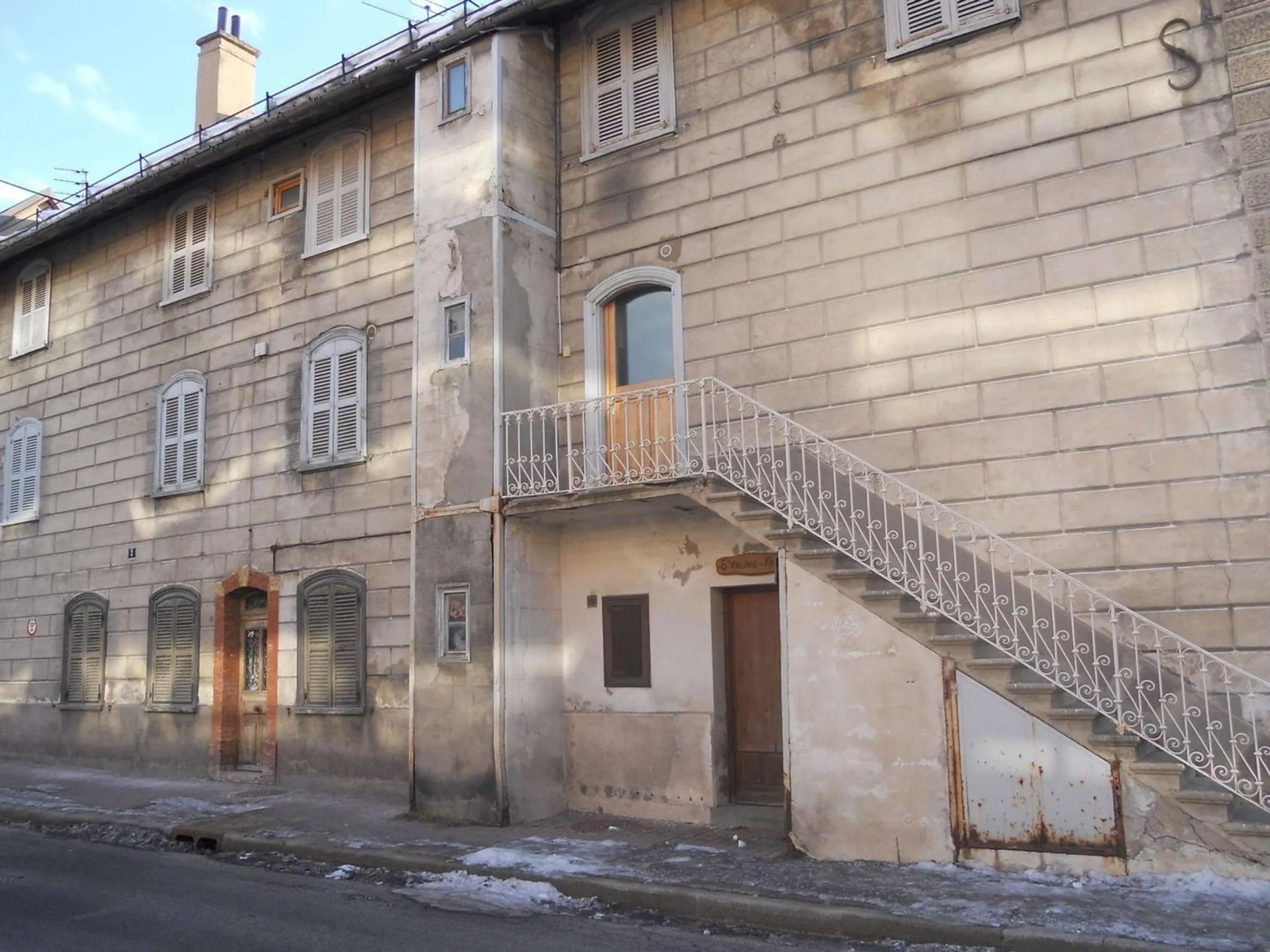 Appartement rénové 3 pièces, proche gare et remontées mécaniques - FR-1-330C-84