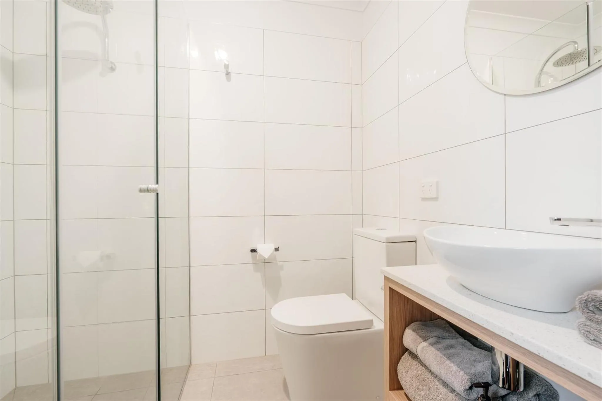 Shower in Waratah On York