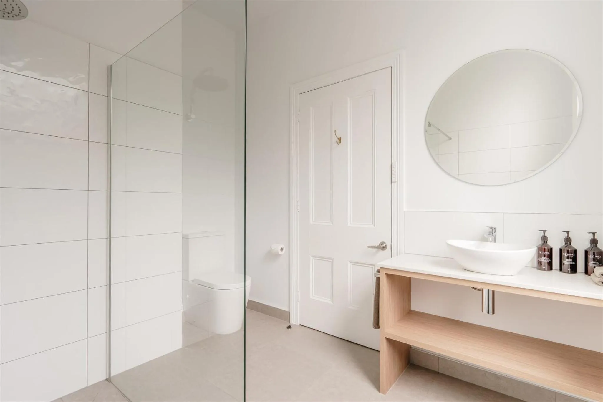 Shower in Waratah On York