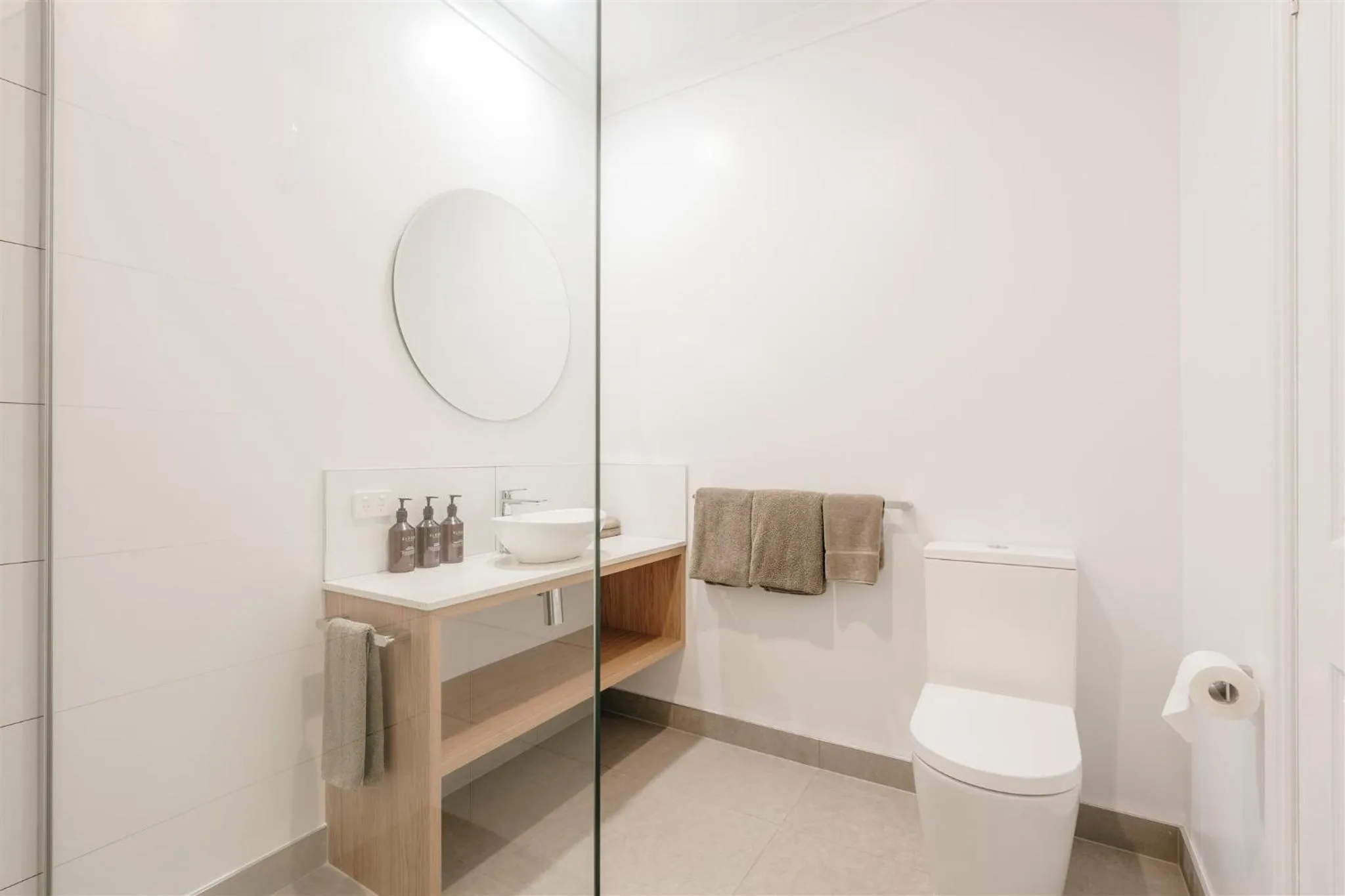 Shower in Waratah On York