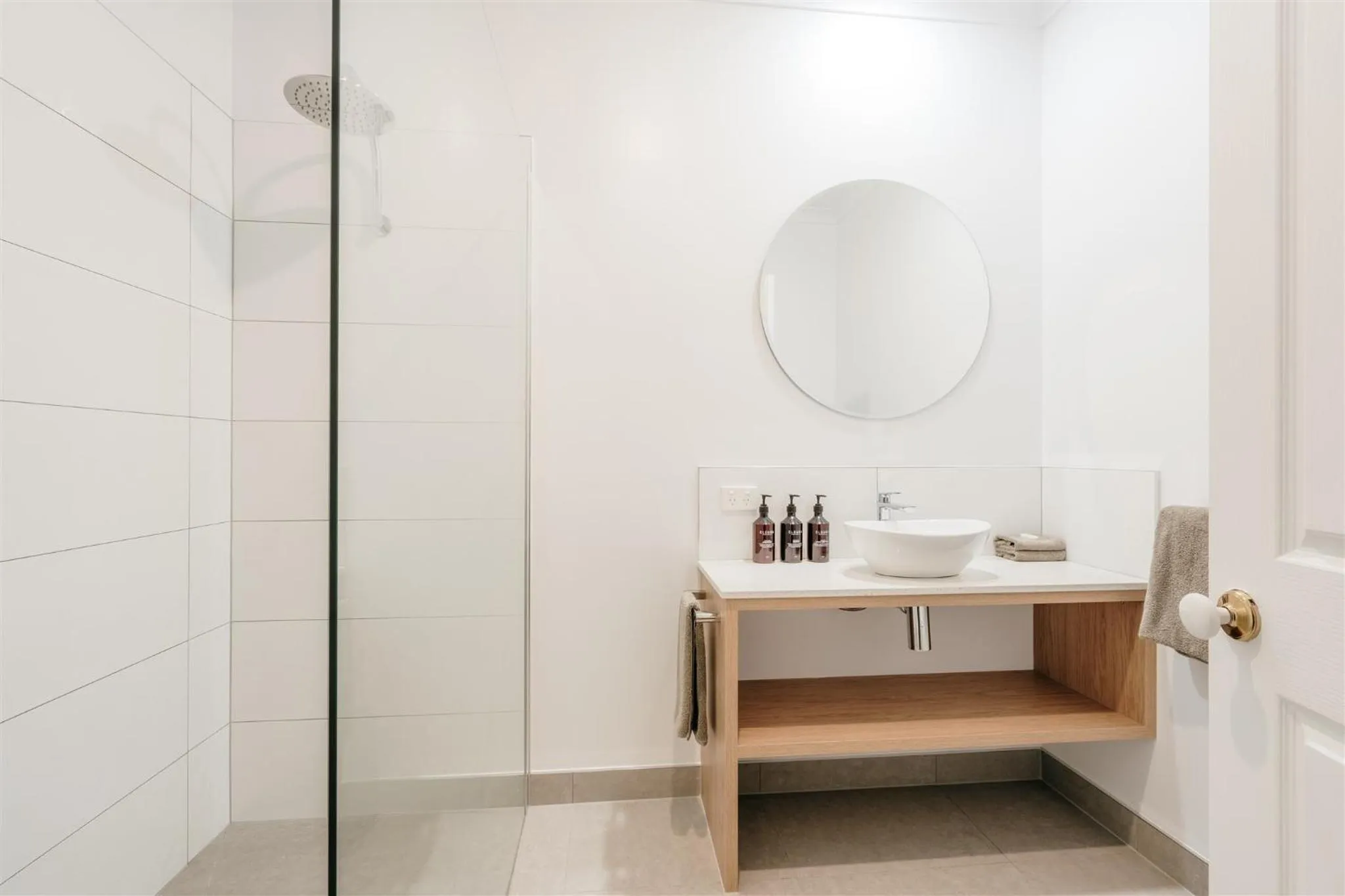 Shower in Waratah On York