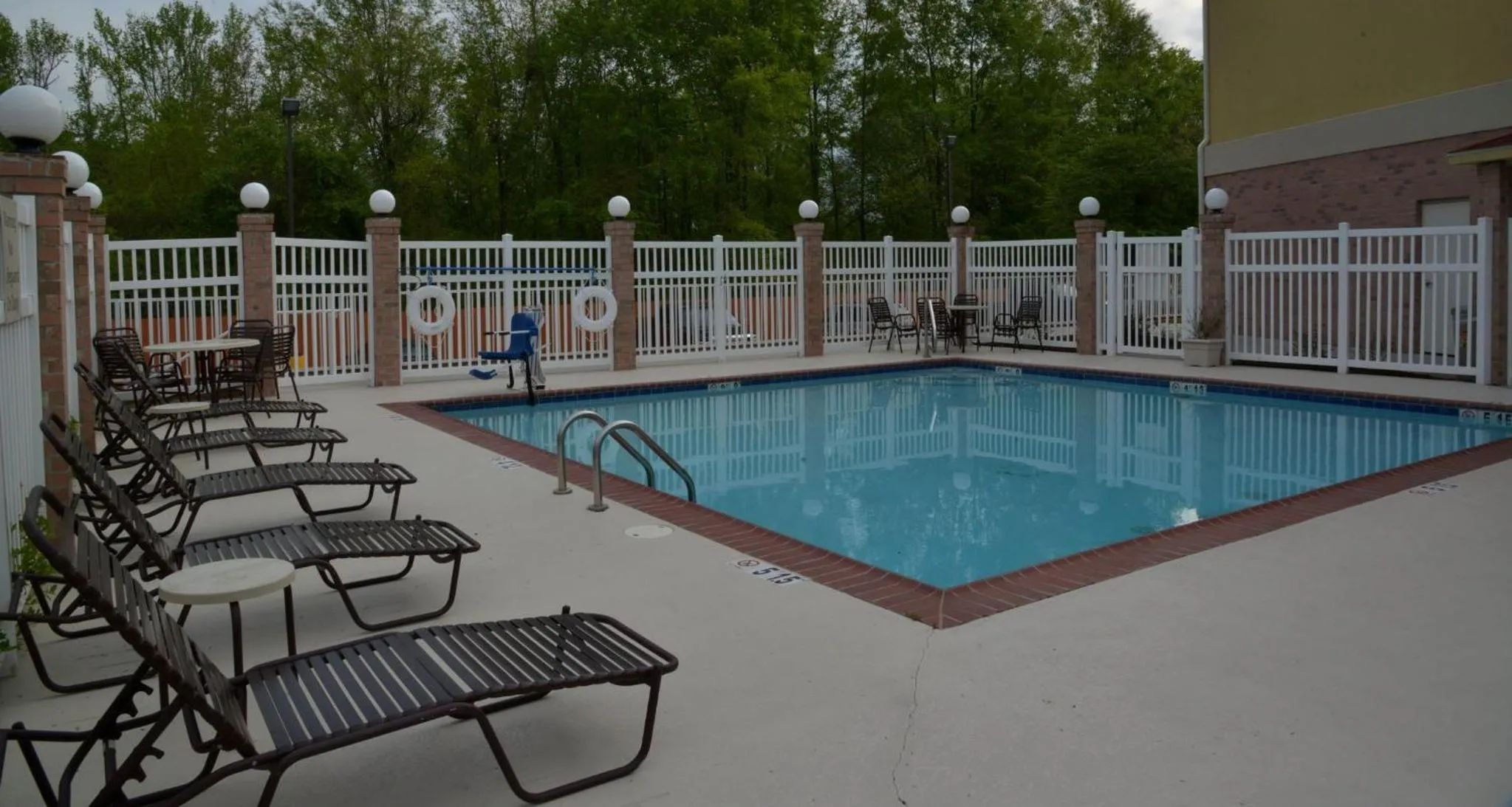Swimming pool in Holiday Inn Express Baton Rouge North by IHG