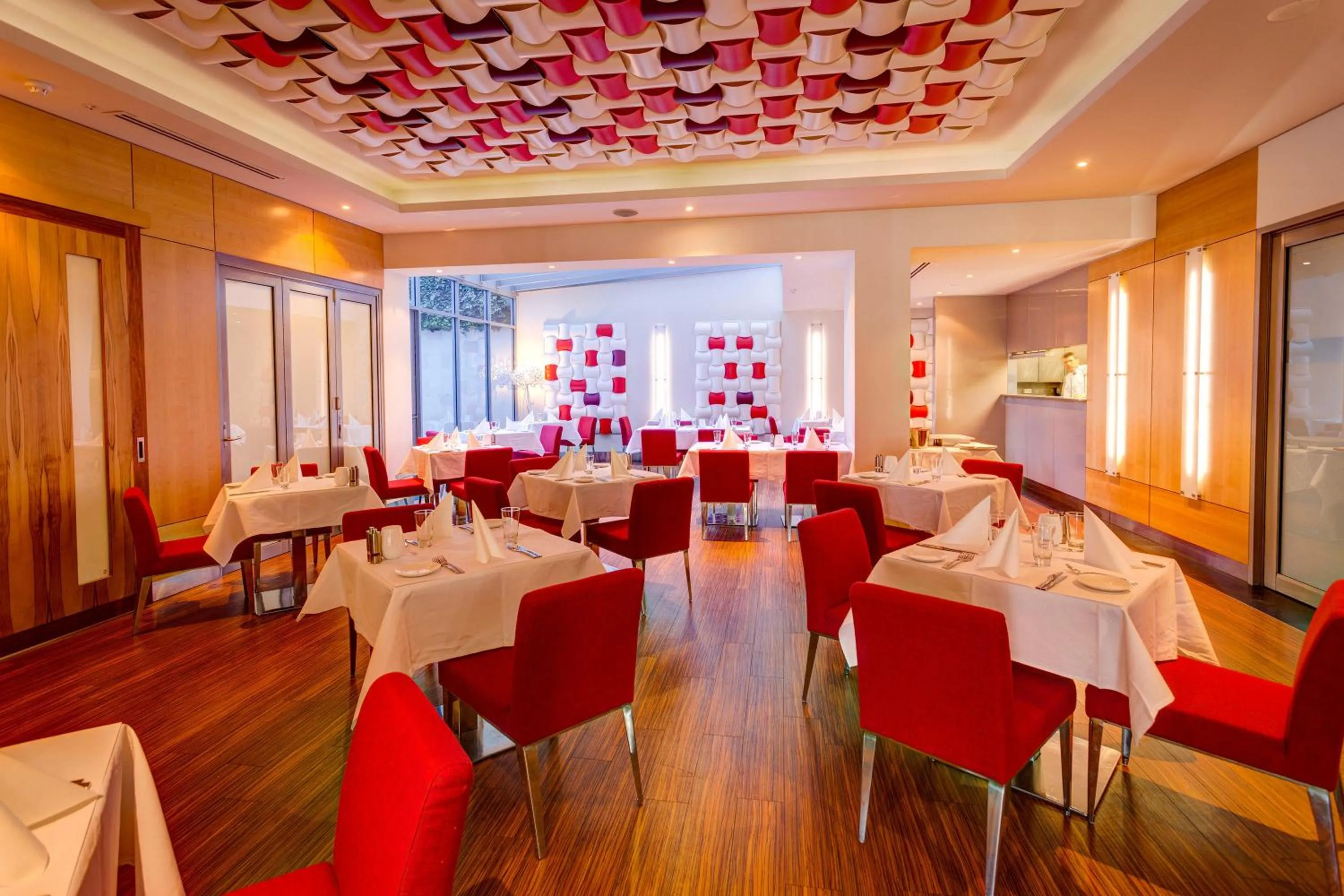 Restaurant/places to eat in Mantra Charles Hotel