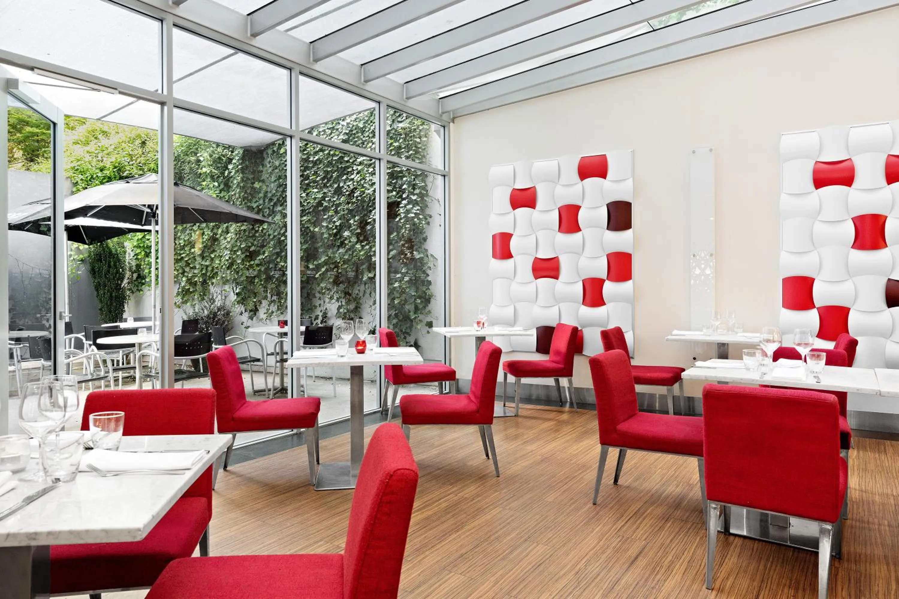 Restaurant/places to eat in Mantra Charles Hotel