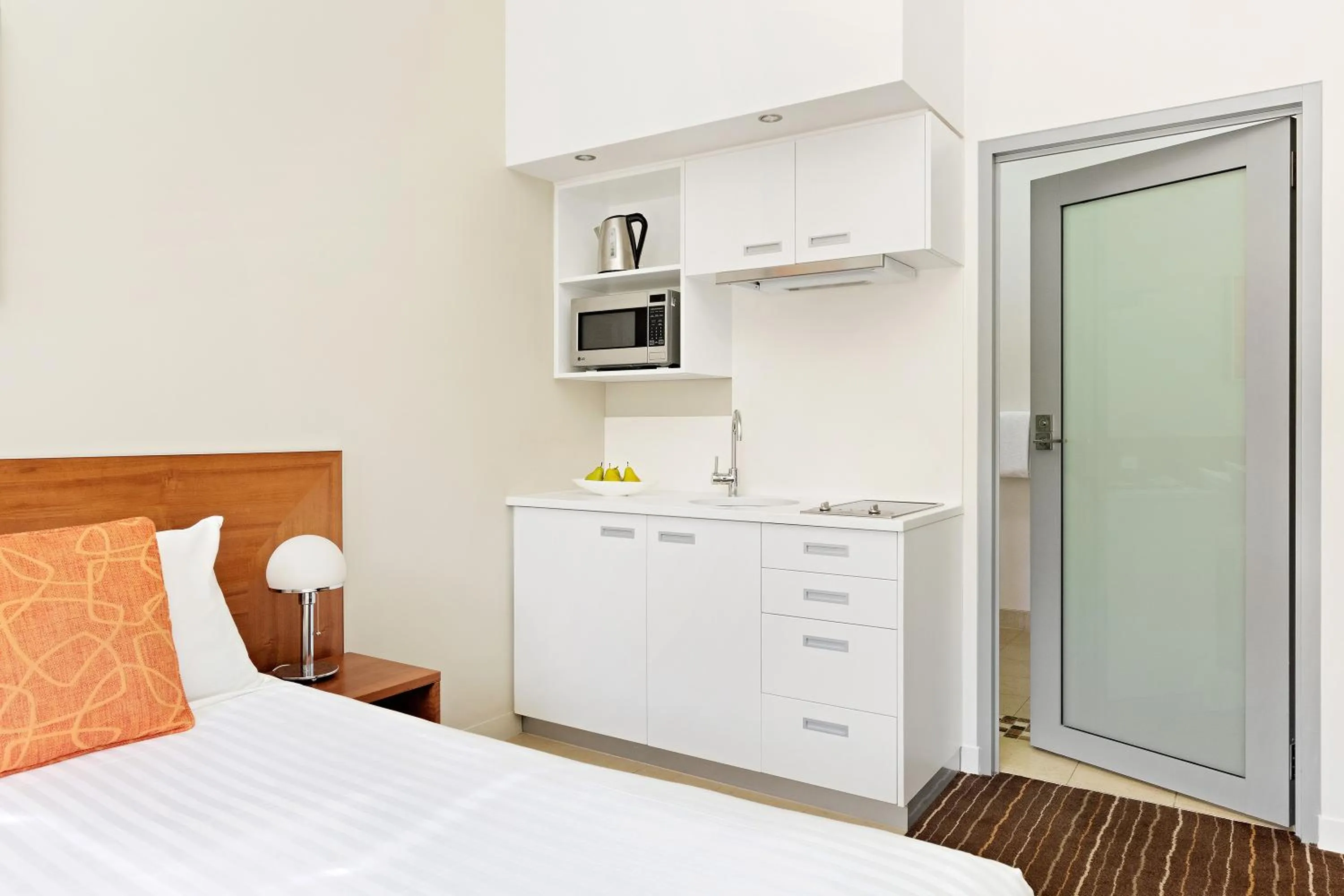 Kitchen or kitchenette, Bed in Mantra Charles Hotel