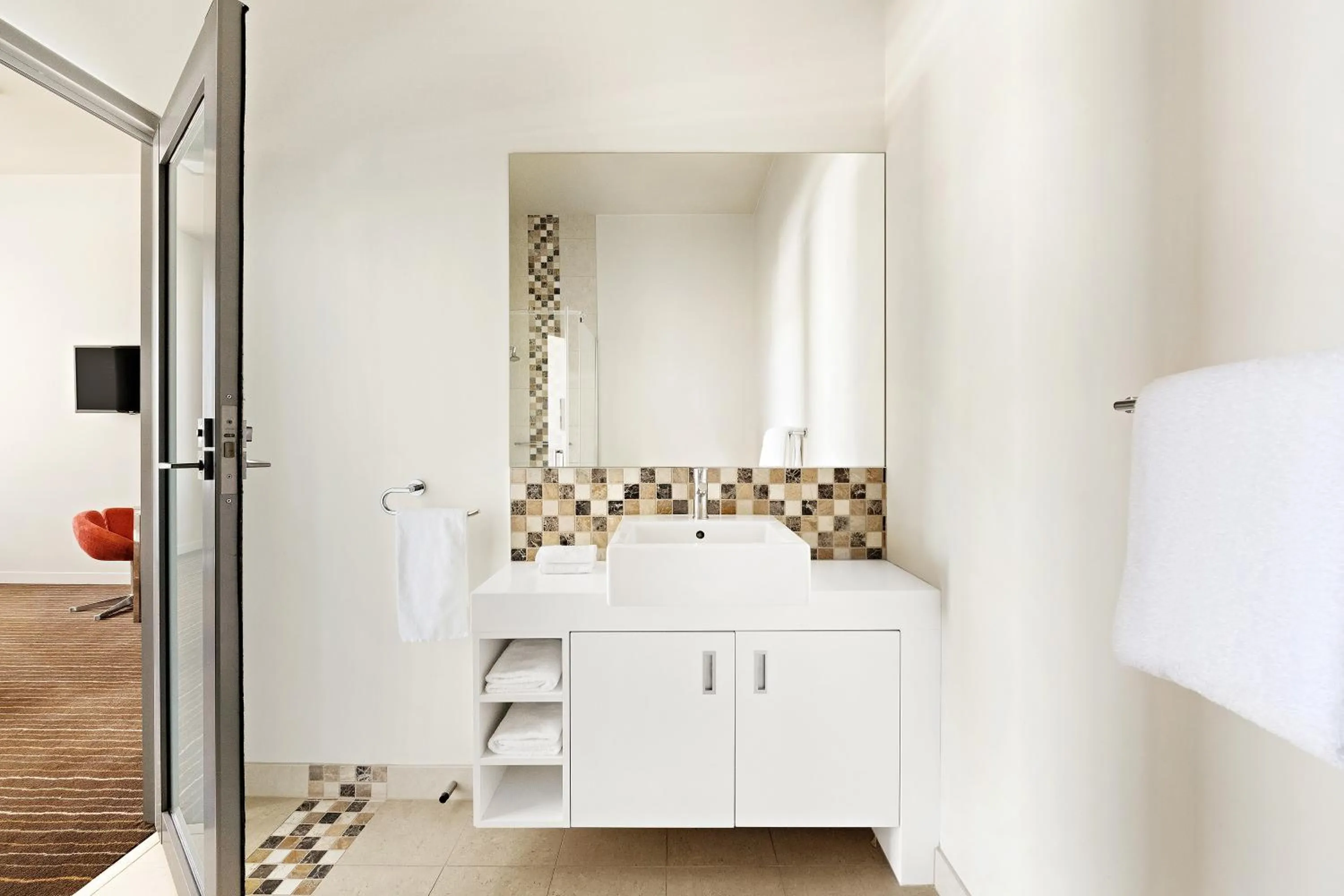 Bathroom, Bed in Mantra Charles Hotel