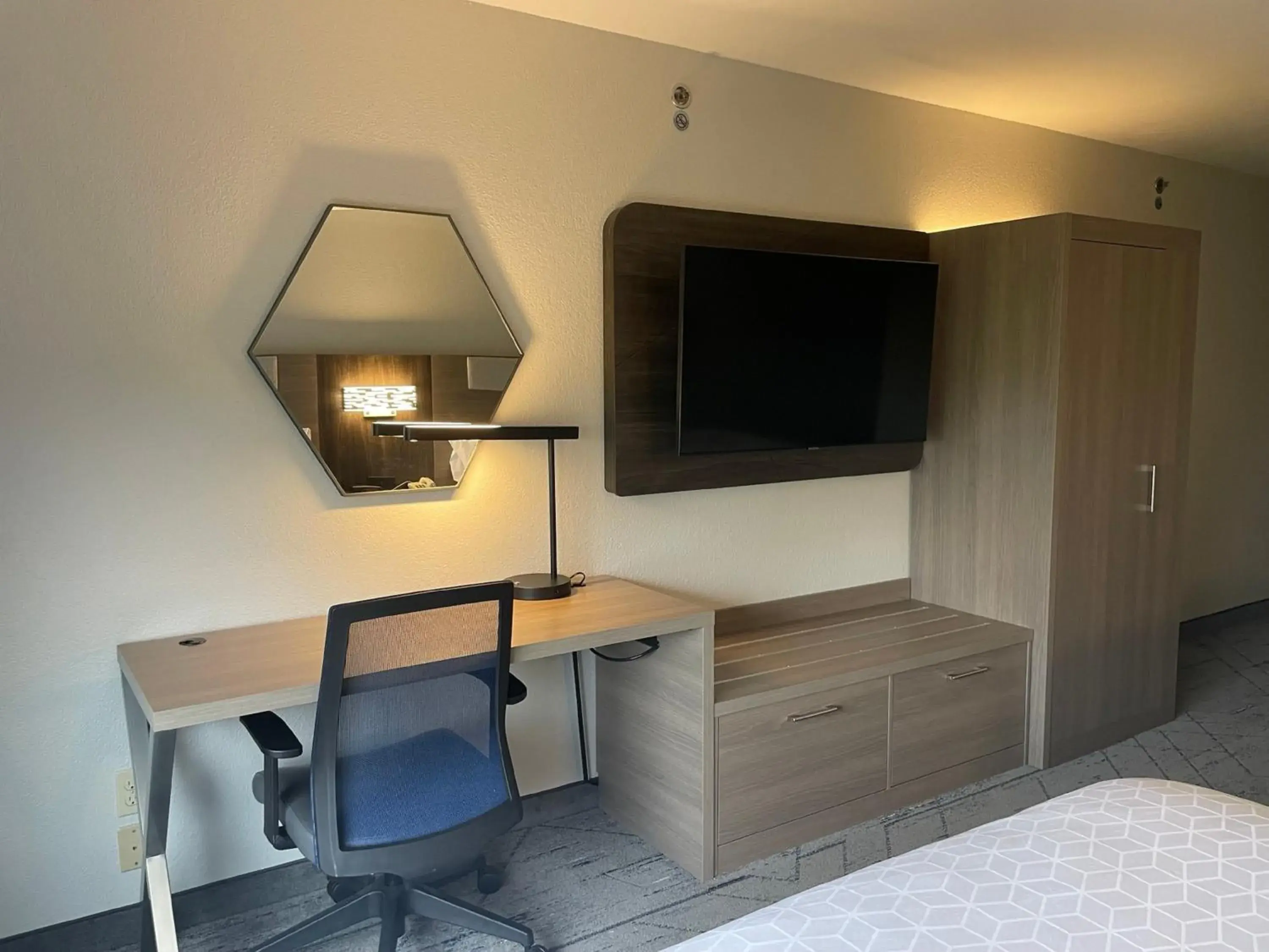 Photo of the whole room, Bed in Holiday Inn Express Lapeer by IHG Photo of the whole room, Bed in Holiday Inn Express Lapeer by IHG