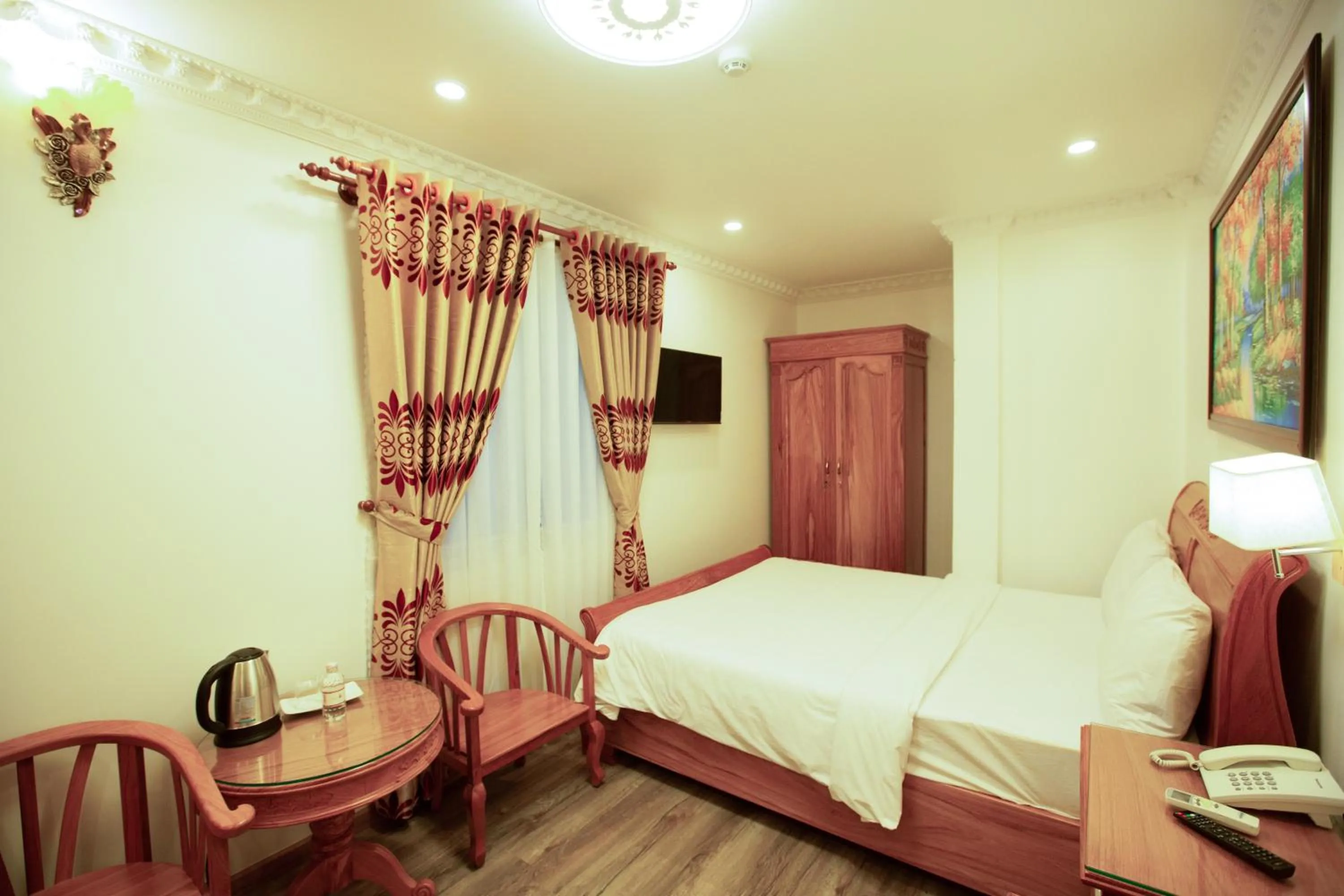 Bedroom, Bed in Dragon King 1 Hotel