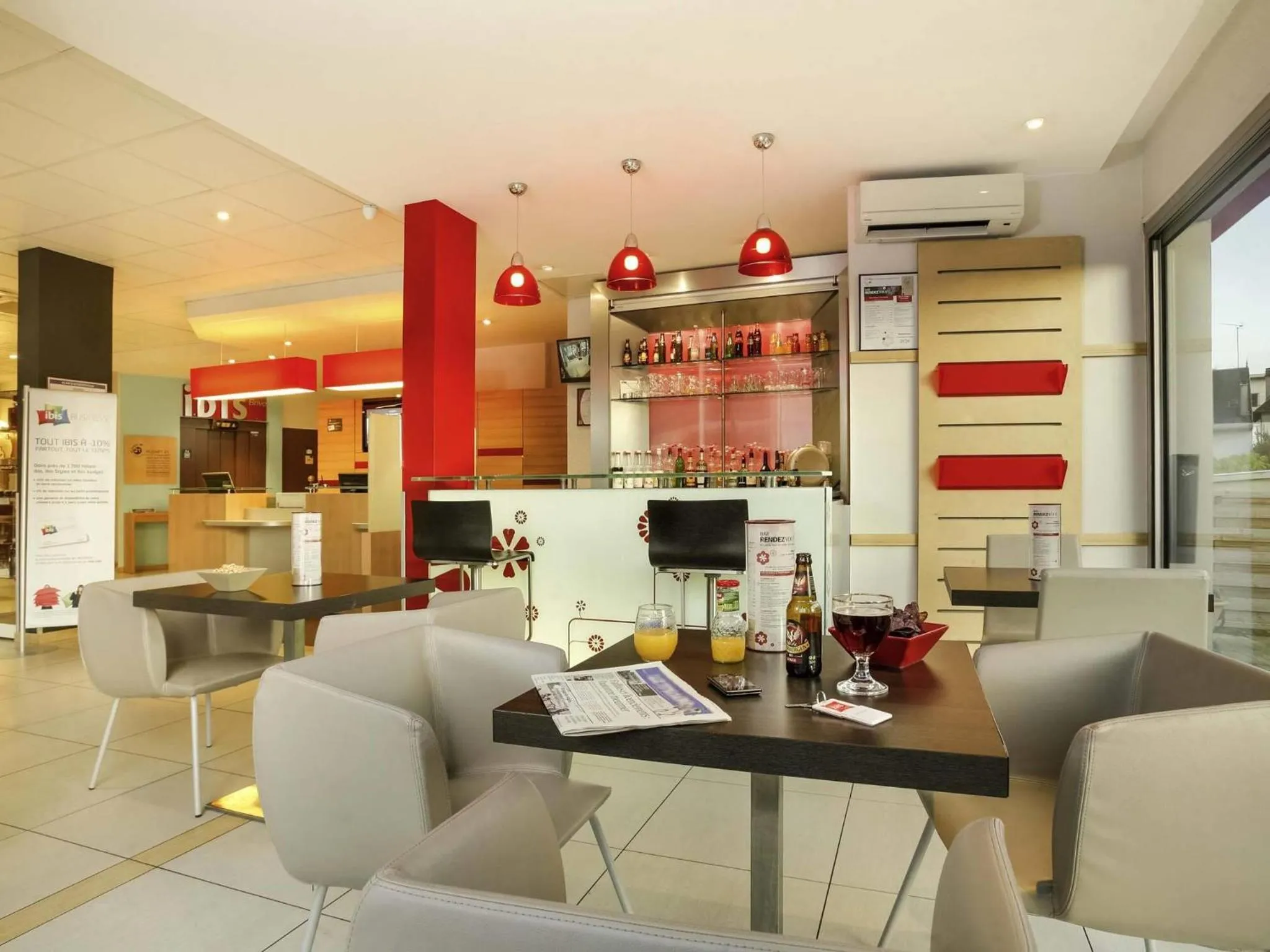 Lounge or bar in Ibis Brive Centre