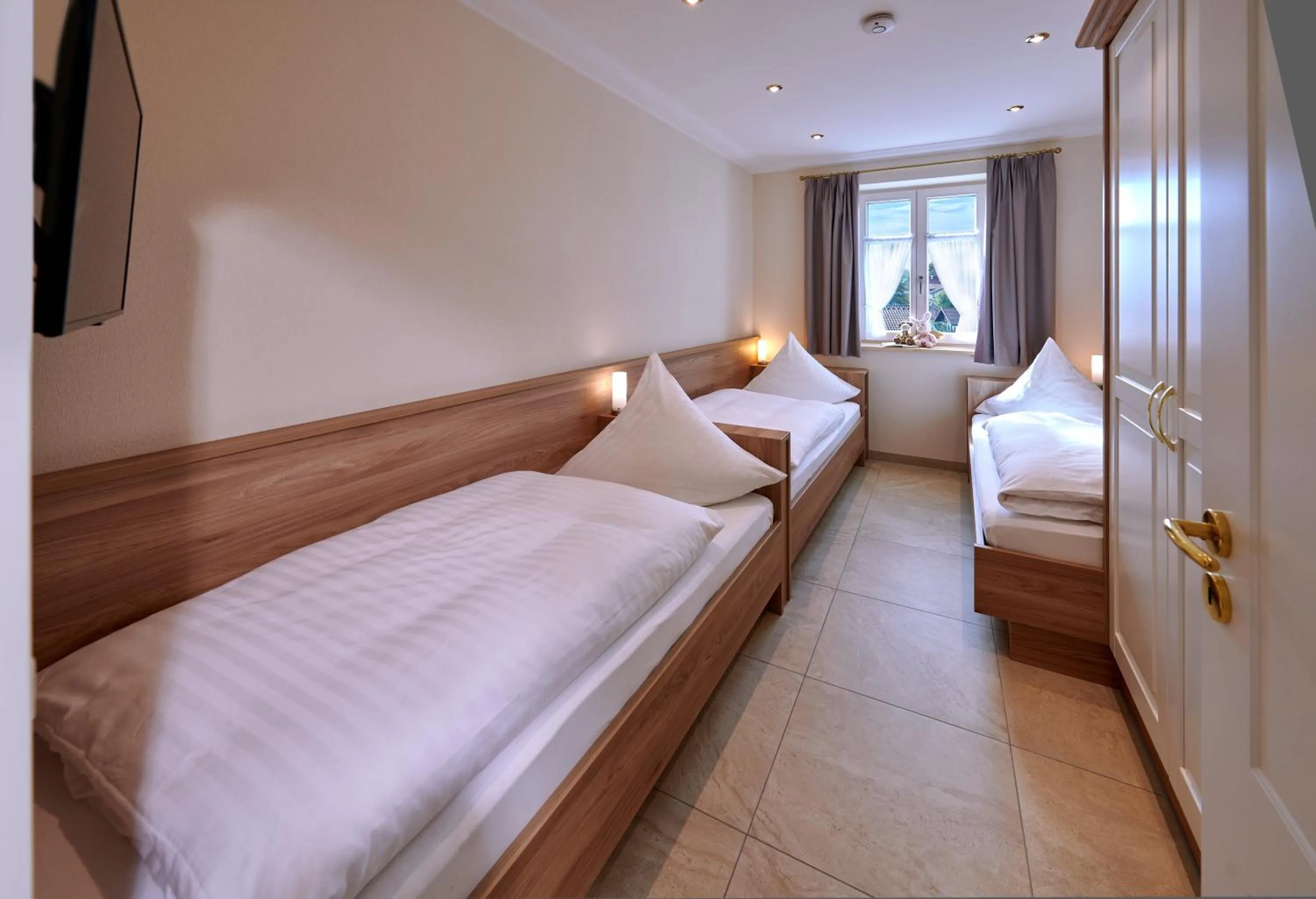 children, Bed in Ferienwohnungen im Bonnschloessl