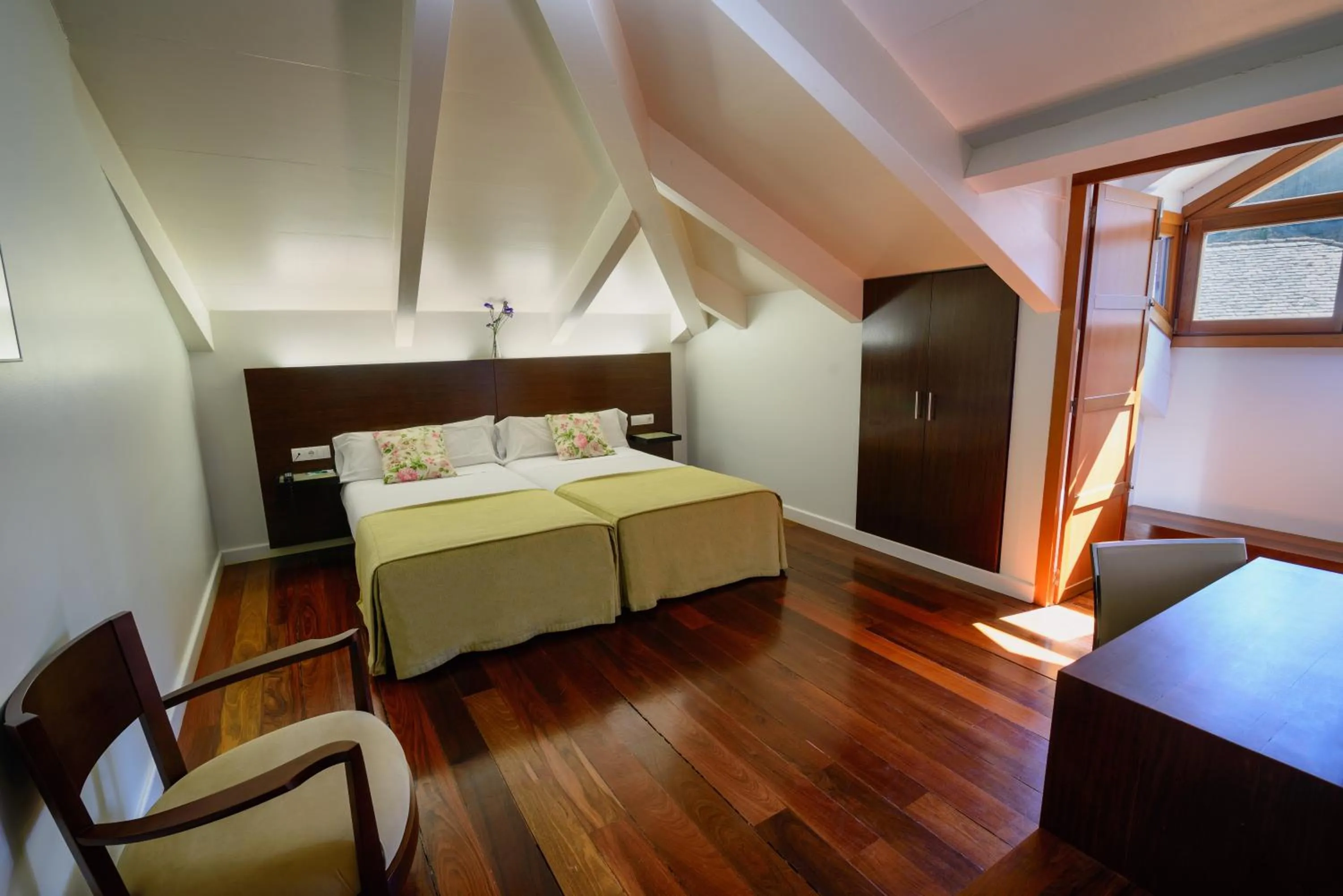 Photo of the whole room, Bed in Plaza Mayor