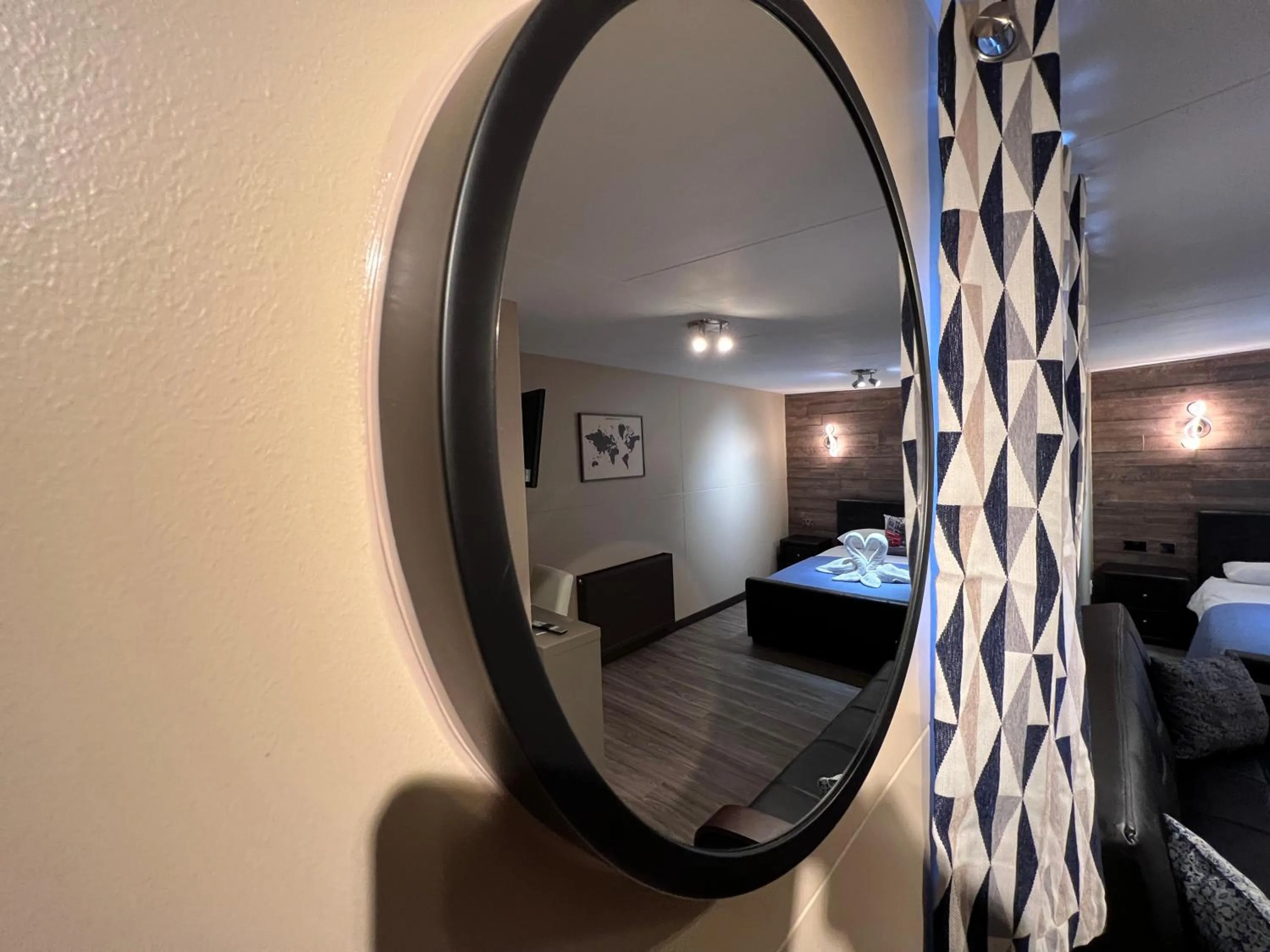 Living room, Bed in The Commongate Hotels