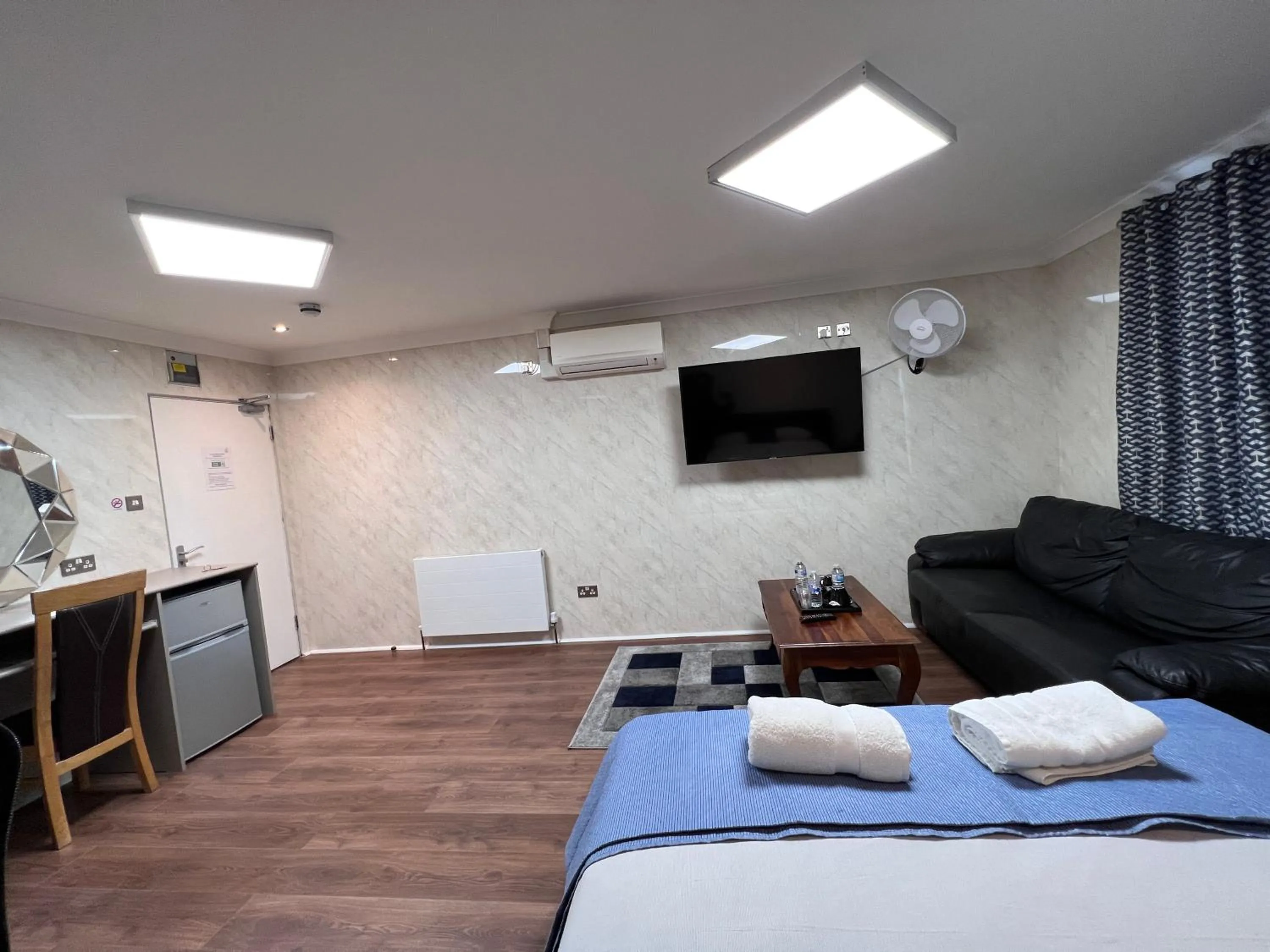 TV and multimedia, Bed in The Commongate Hotels