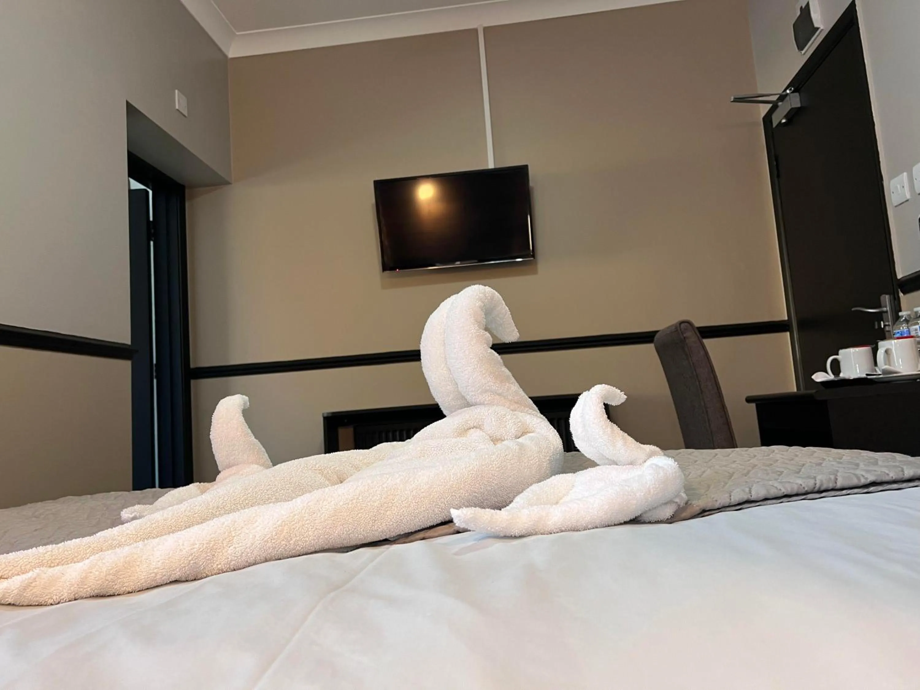 Photo of the whole room, Bed in The Commongate Hotels