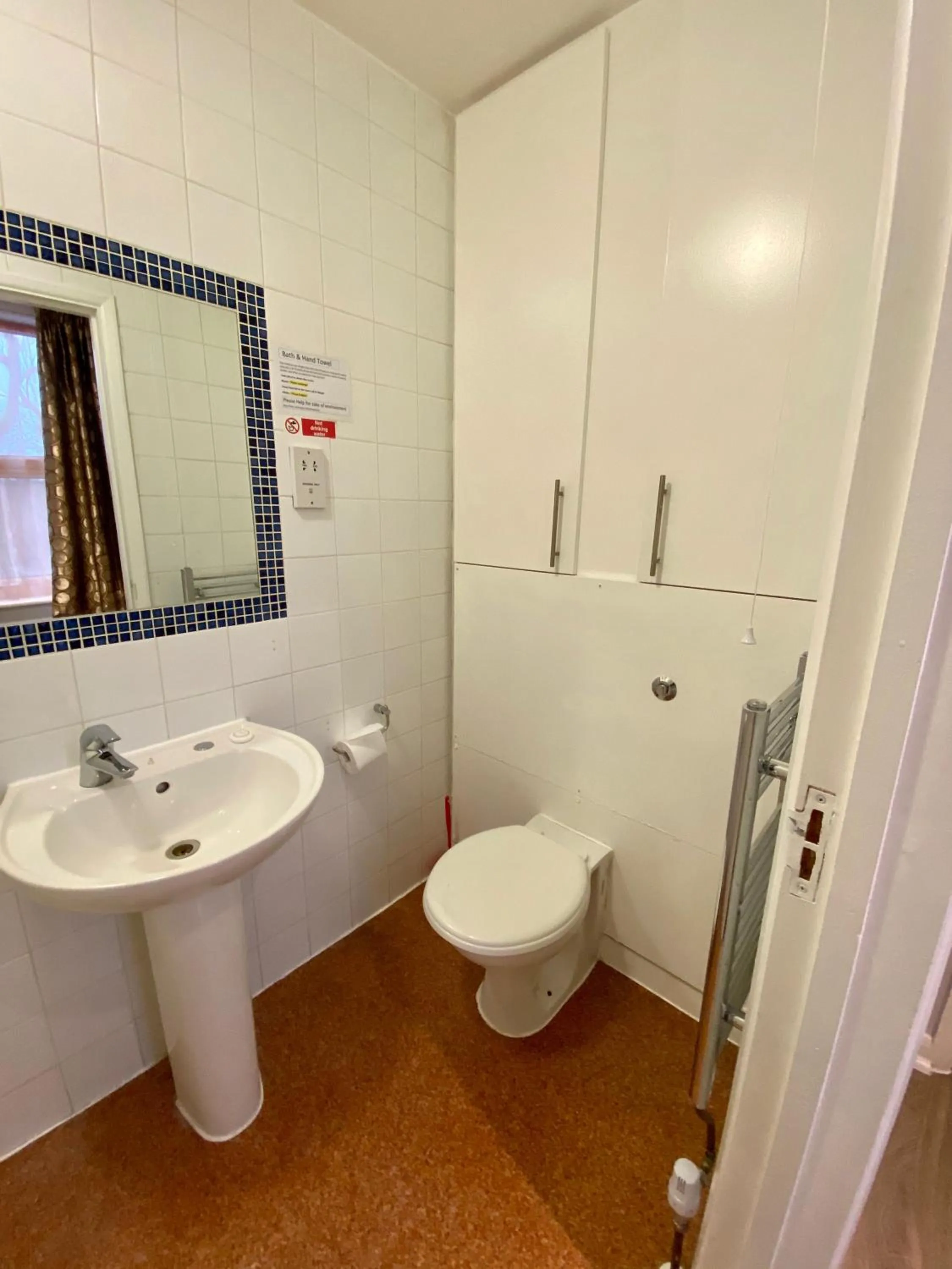 Bathroom in The Commongate Hotels