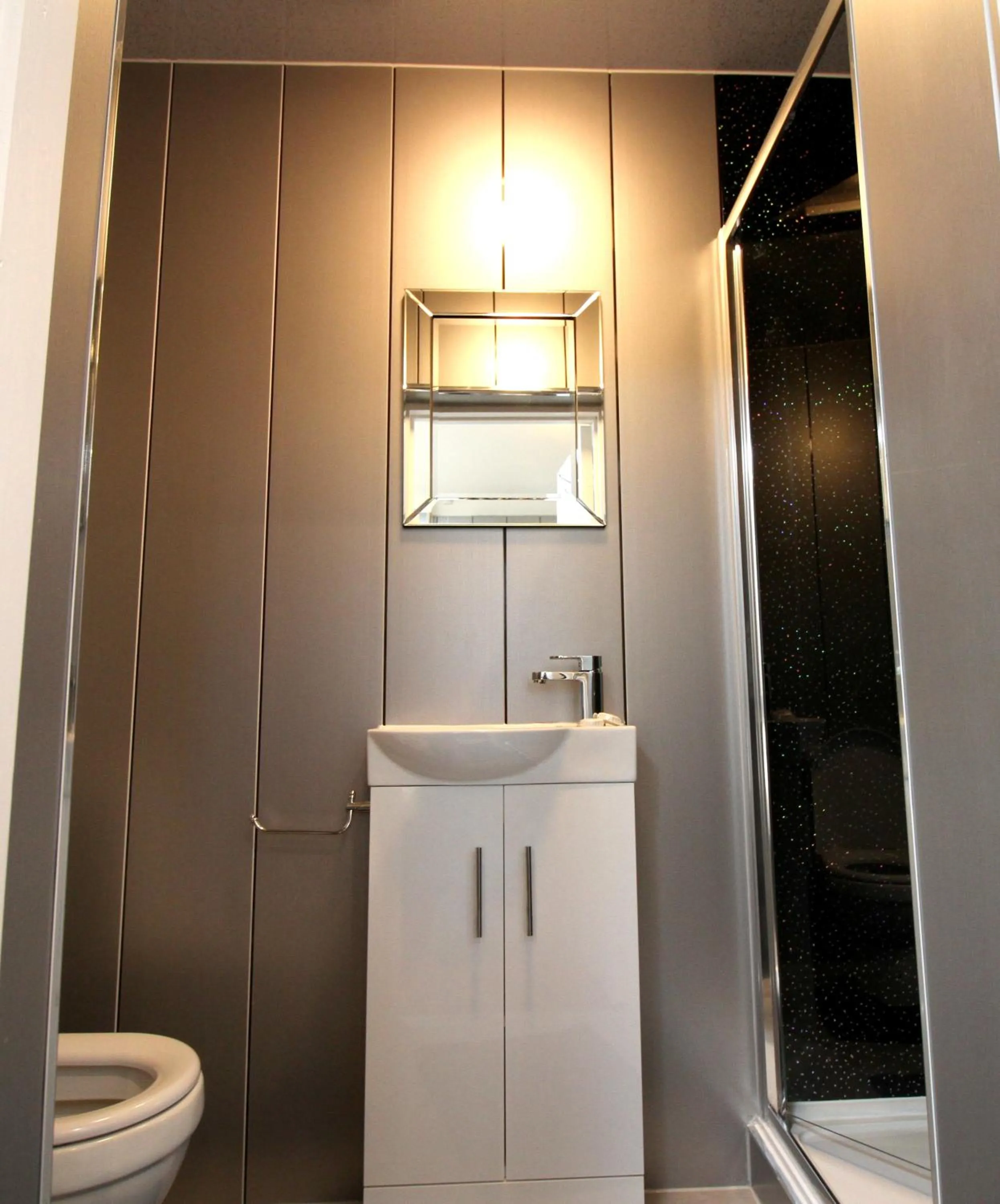 Shower in The Commongate Hotels