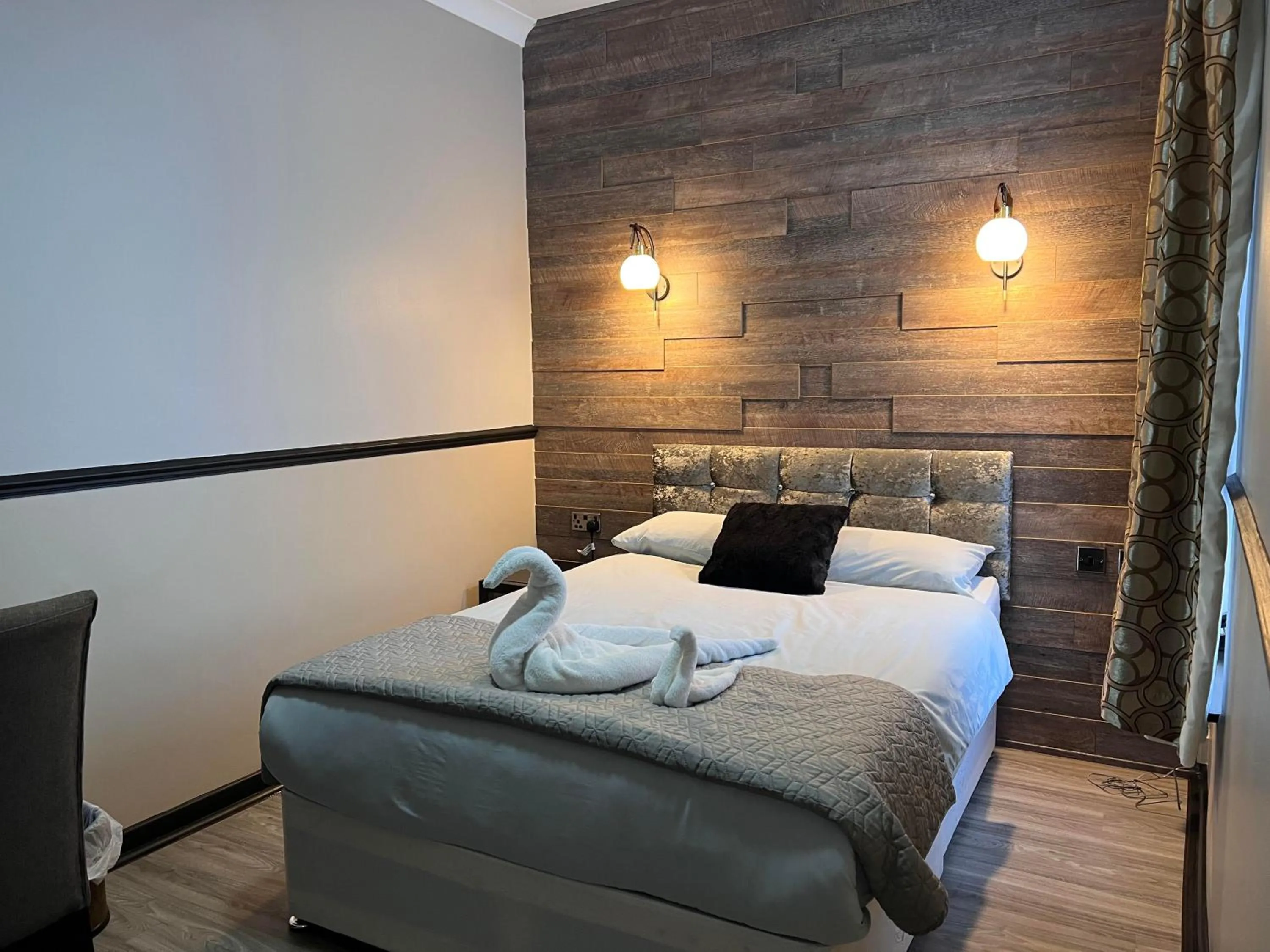 Bed in The Commongate Hotels