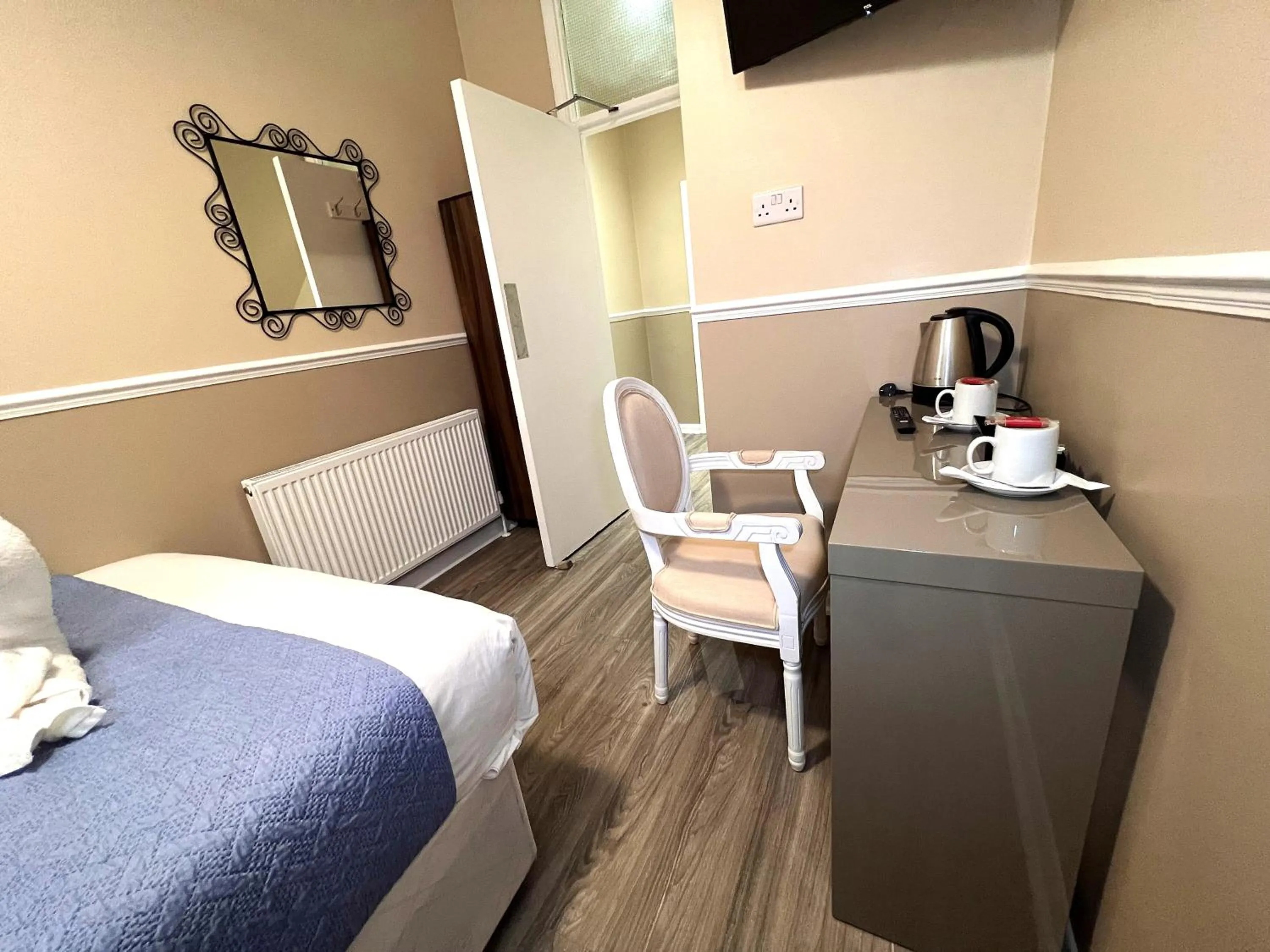 hair dresser, Bed in The Commongate Hotels