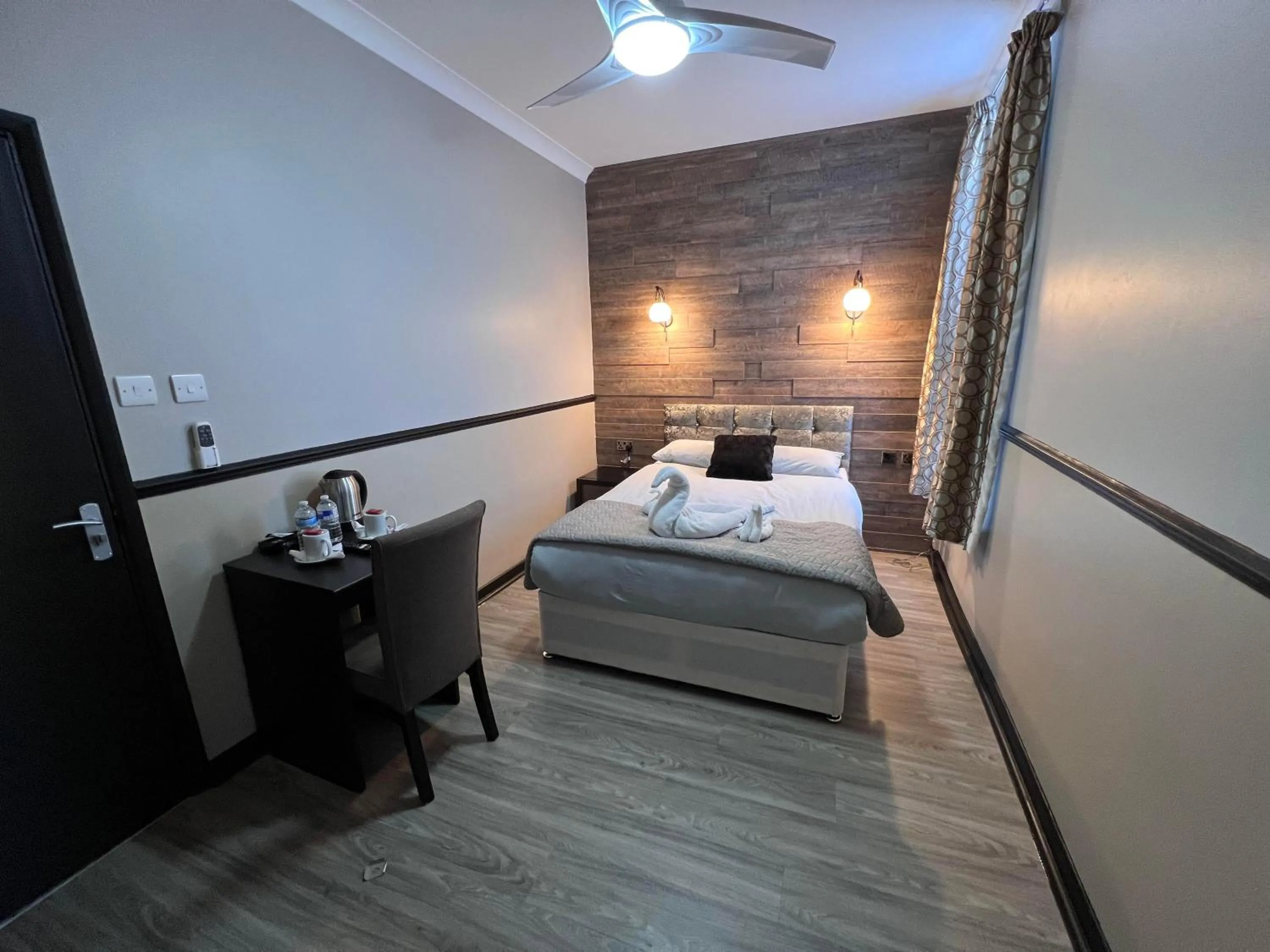 Photo of the whole room, Bed in The Commongate Hotels