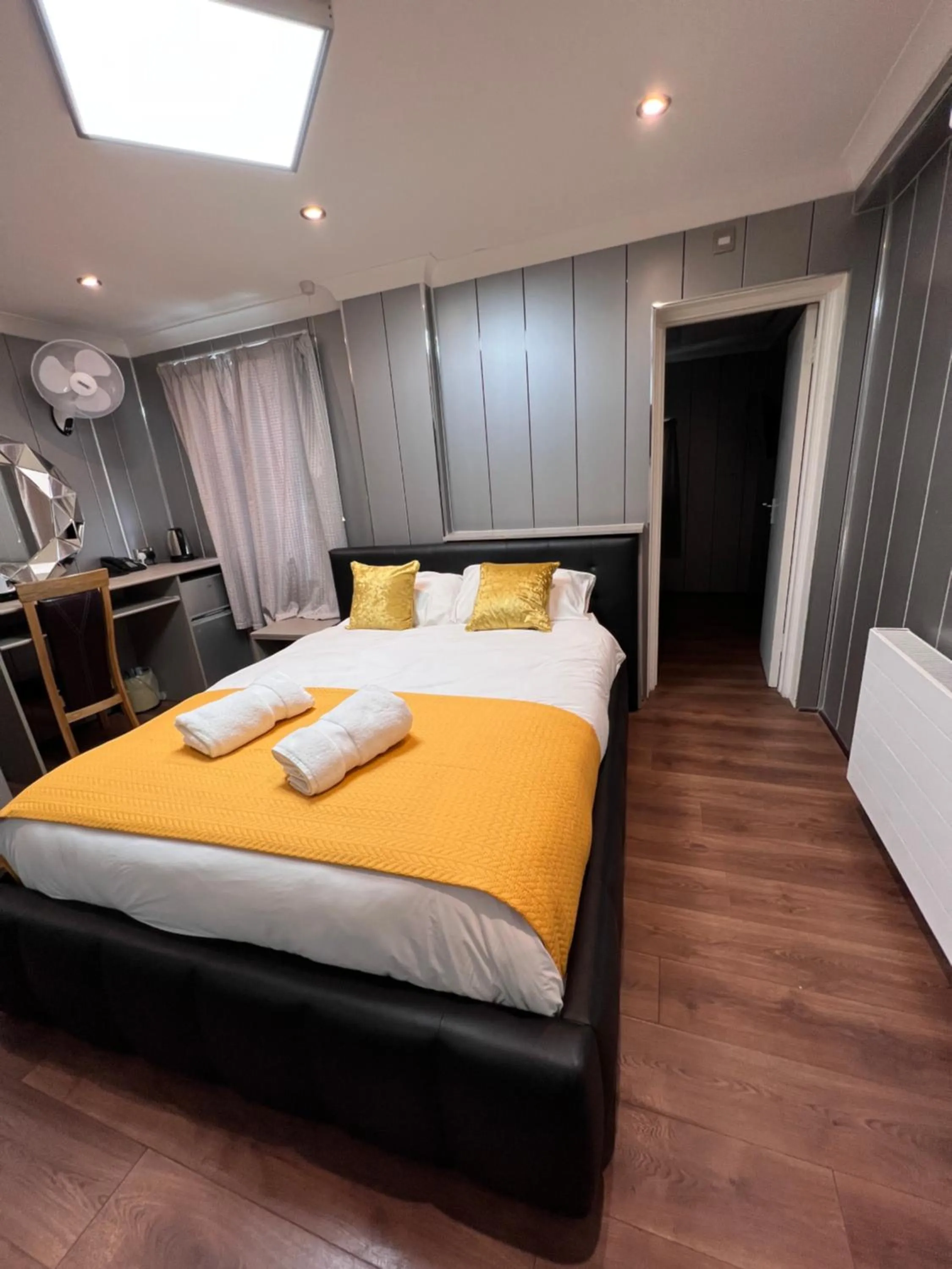 Bedroom, Bed in The Commongate Hotels