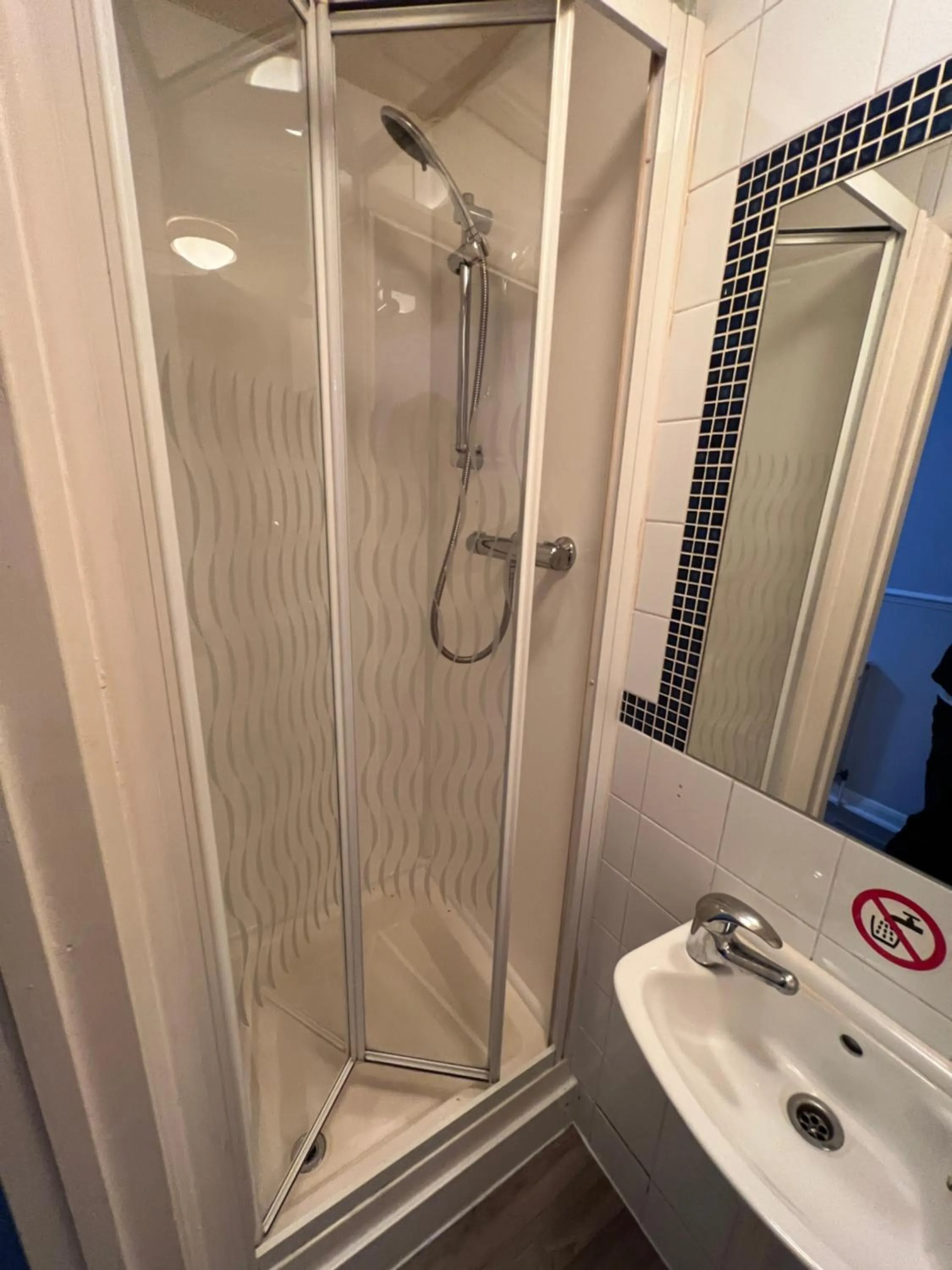 Shower in The Commongate Hotels