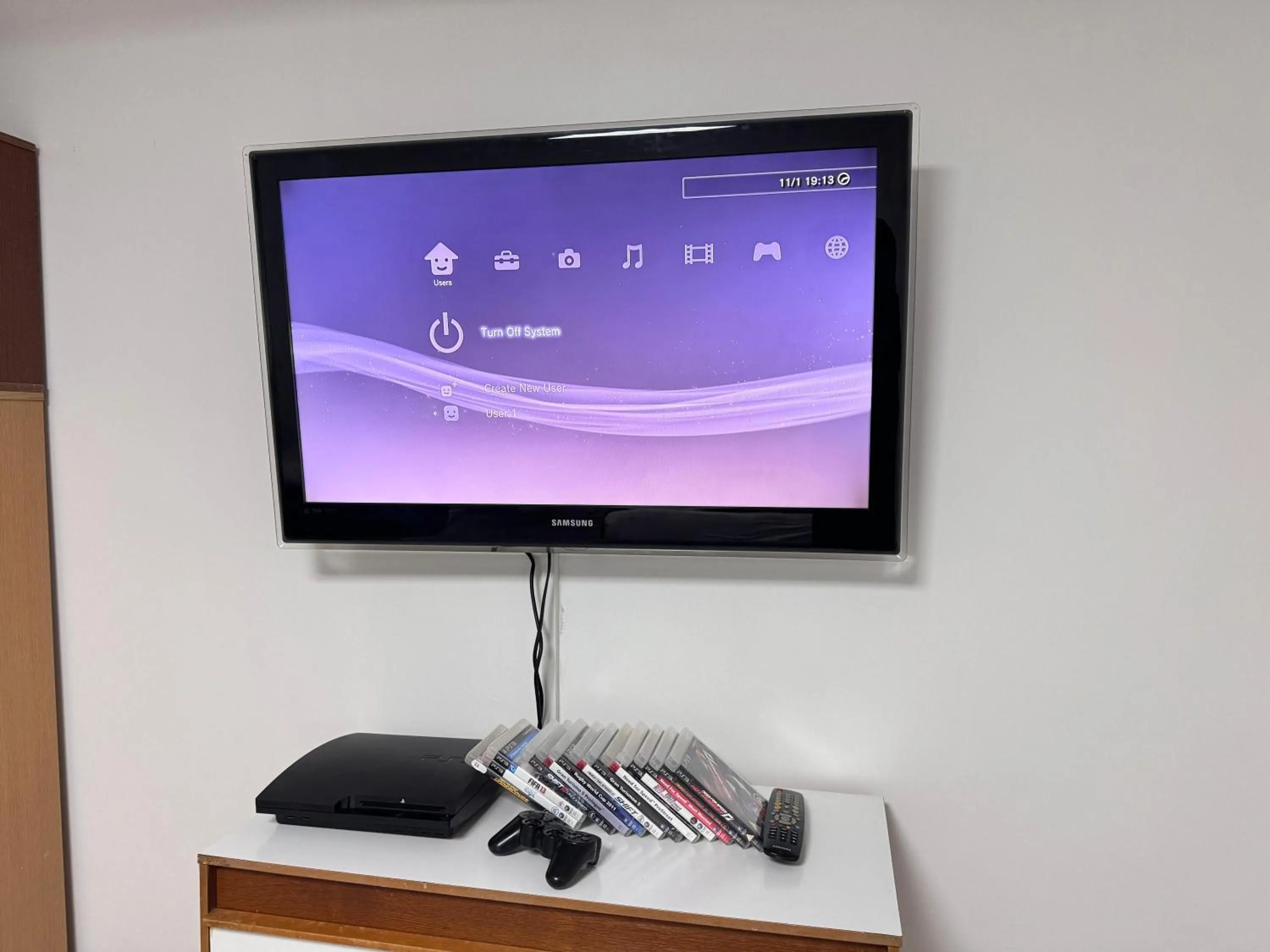 Communal lounge/ TV room in The Commongate Hotels